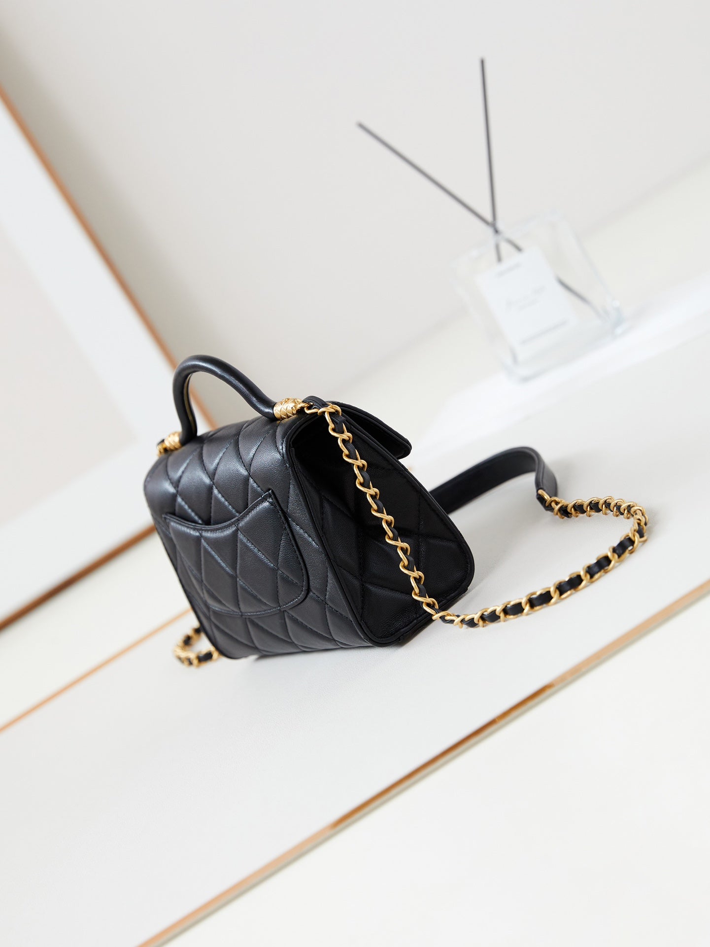 24a フラップバッグ、トップハンドル付き、18cm、ブラックラムスキン、ゴールド金具