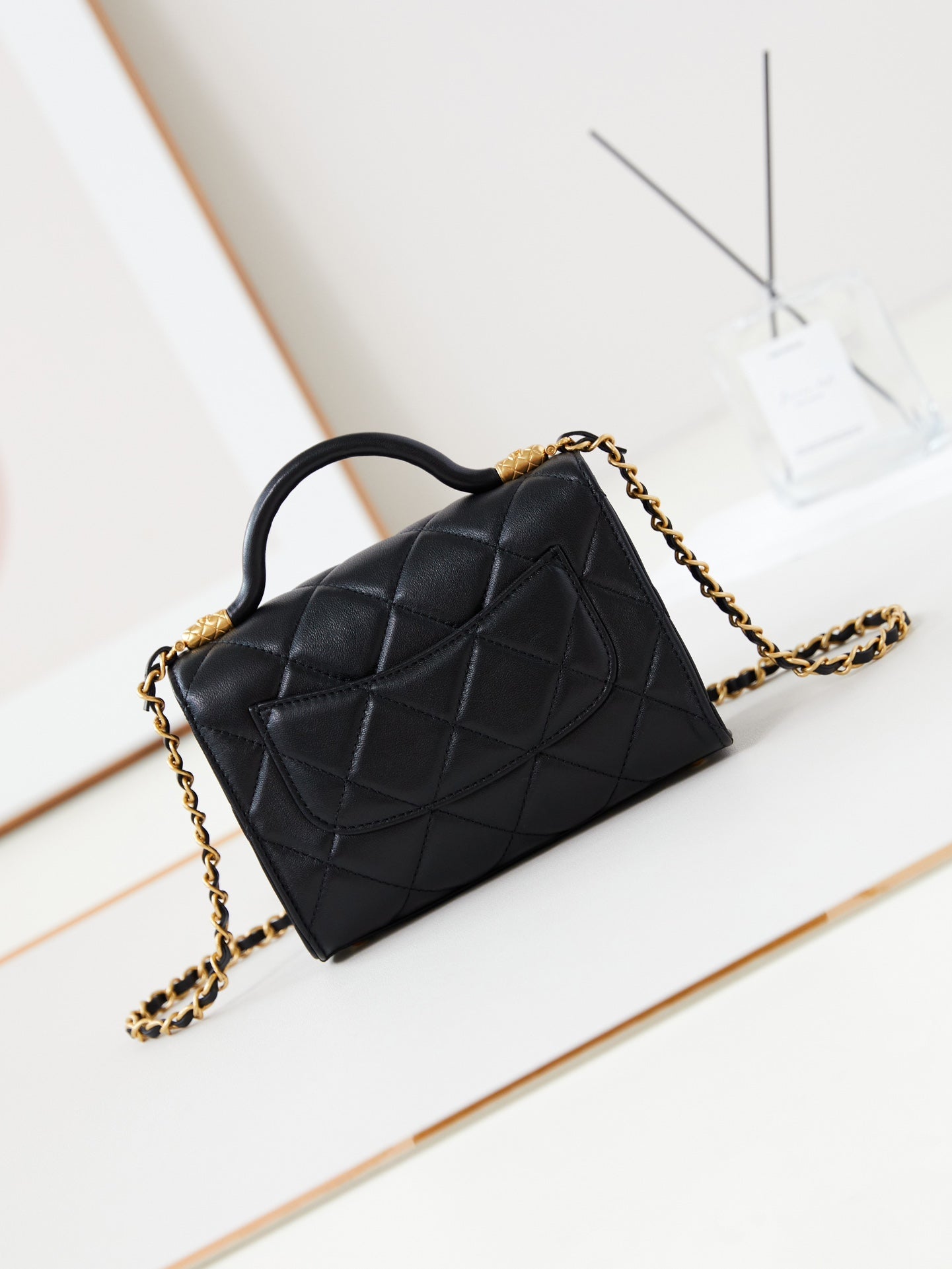 24a フラップバッグ、トップハンドル付き、18cm、ブラックラムスキン、ゴールド金具
