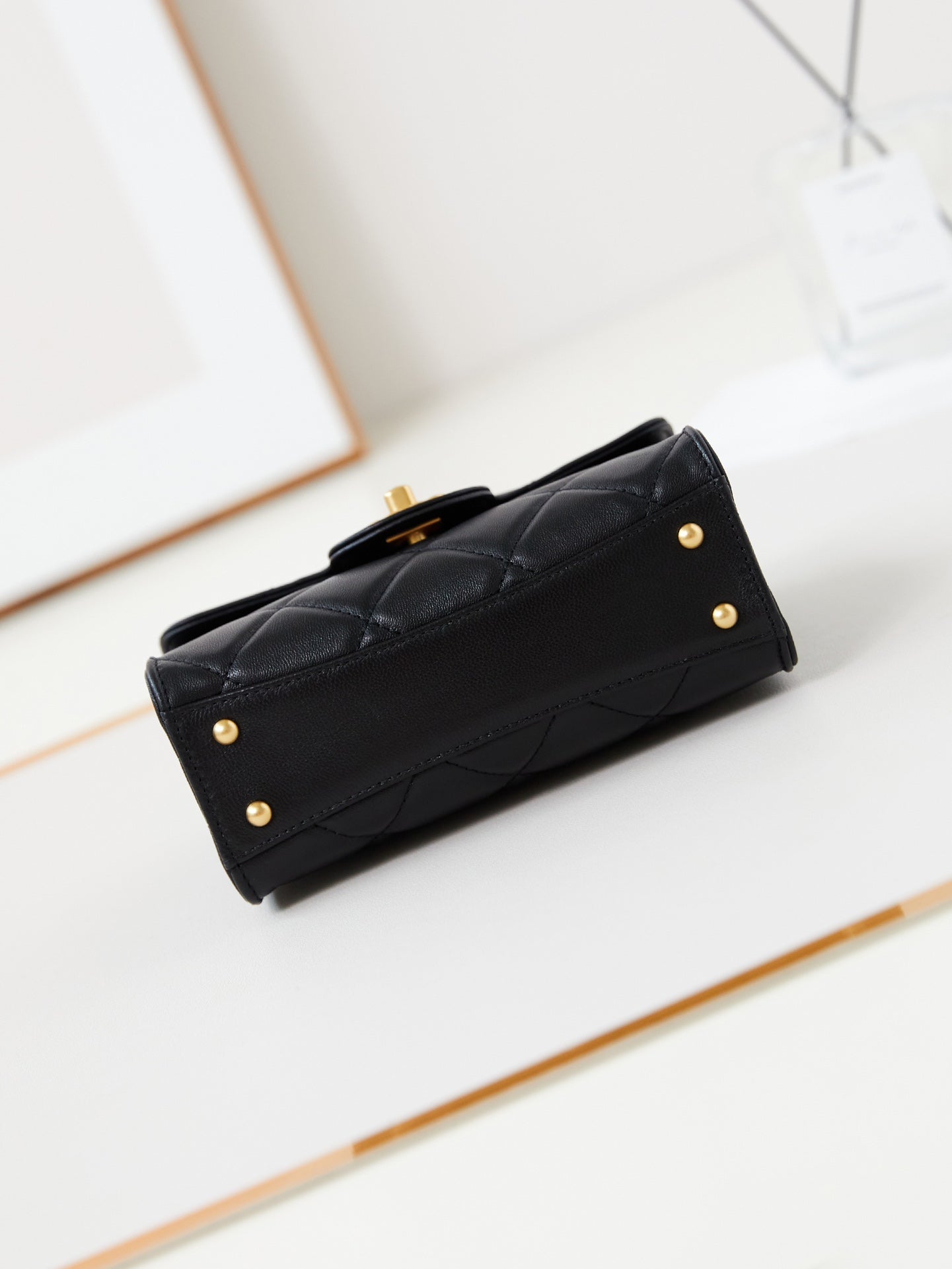 24a フラップバッグ、トップハンドル付き、18cm、ブラックラムスキン、ゴールド金具