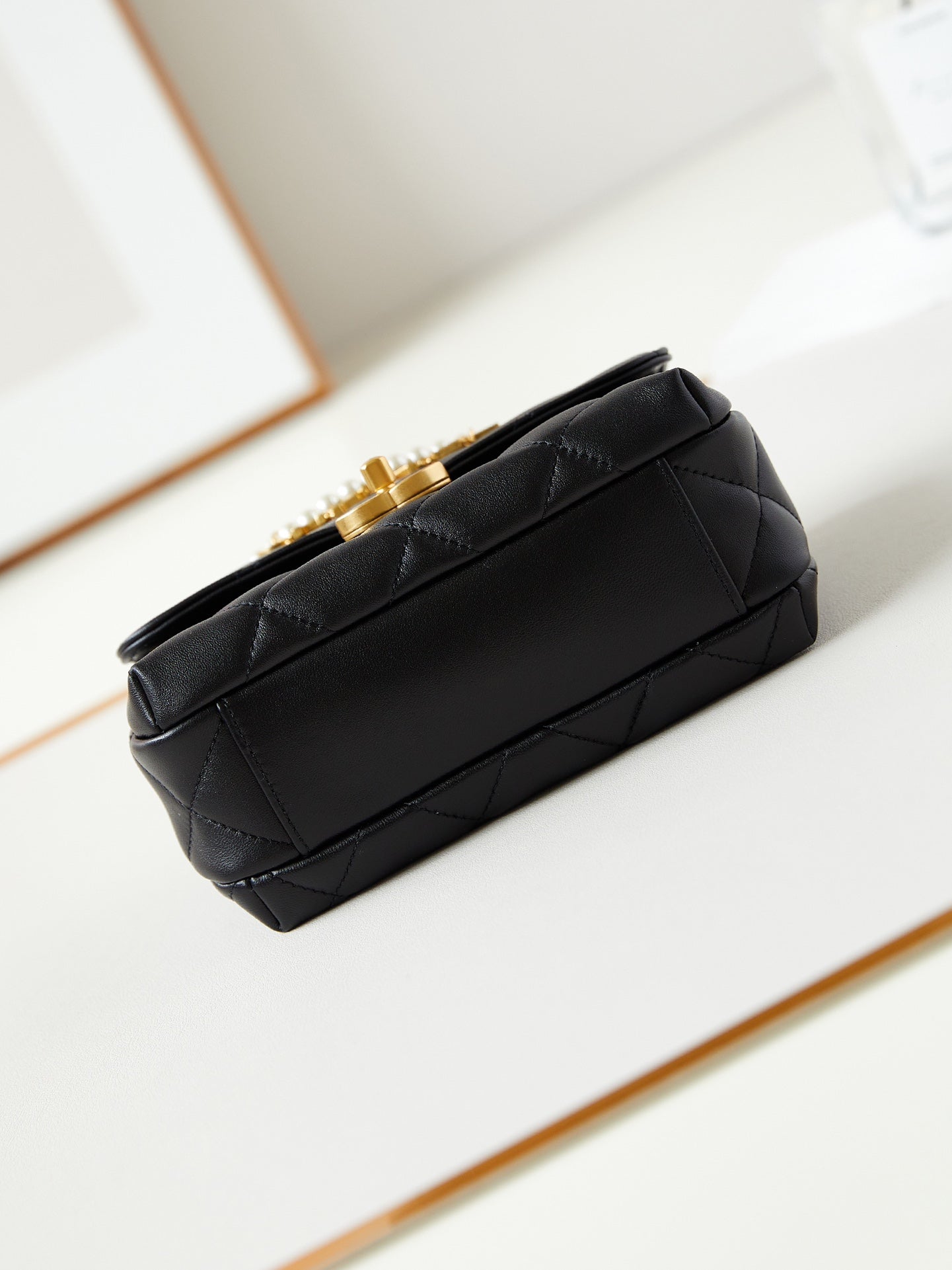 24a ミニフラップバッグ 20cm ブラックラムスキンパール＆ゴールド金具