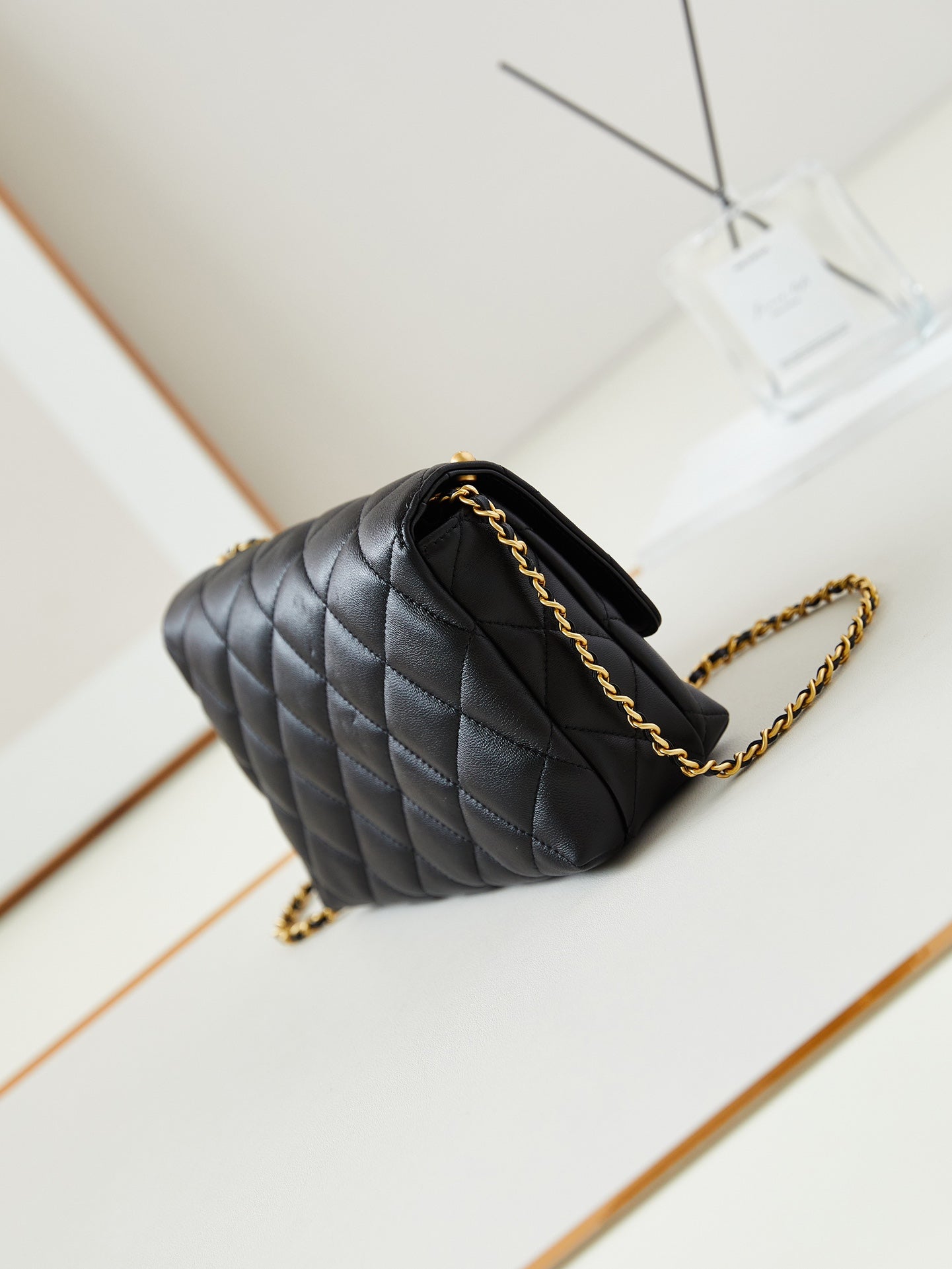 24a petit sac à rabat 23cm en cuir d'agneau noir perle et accessoires dorés
