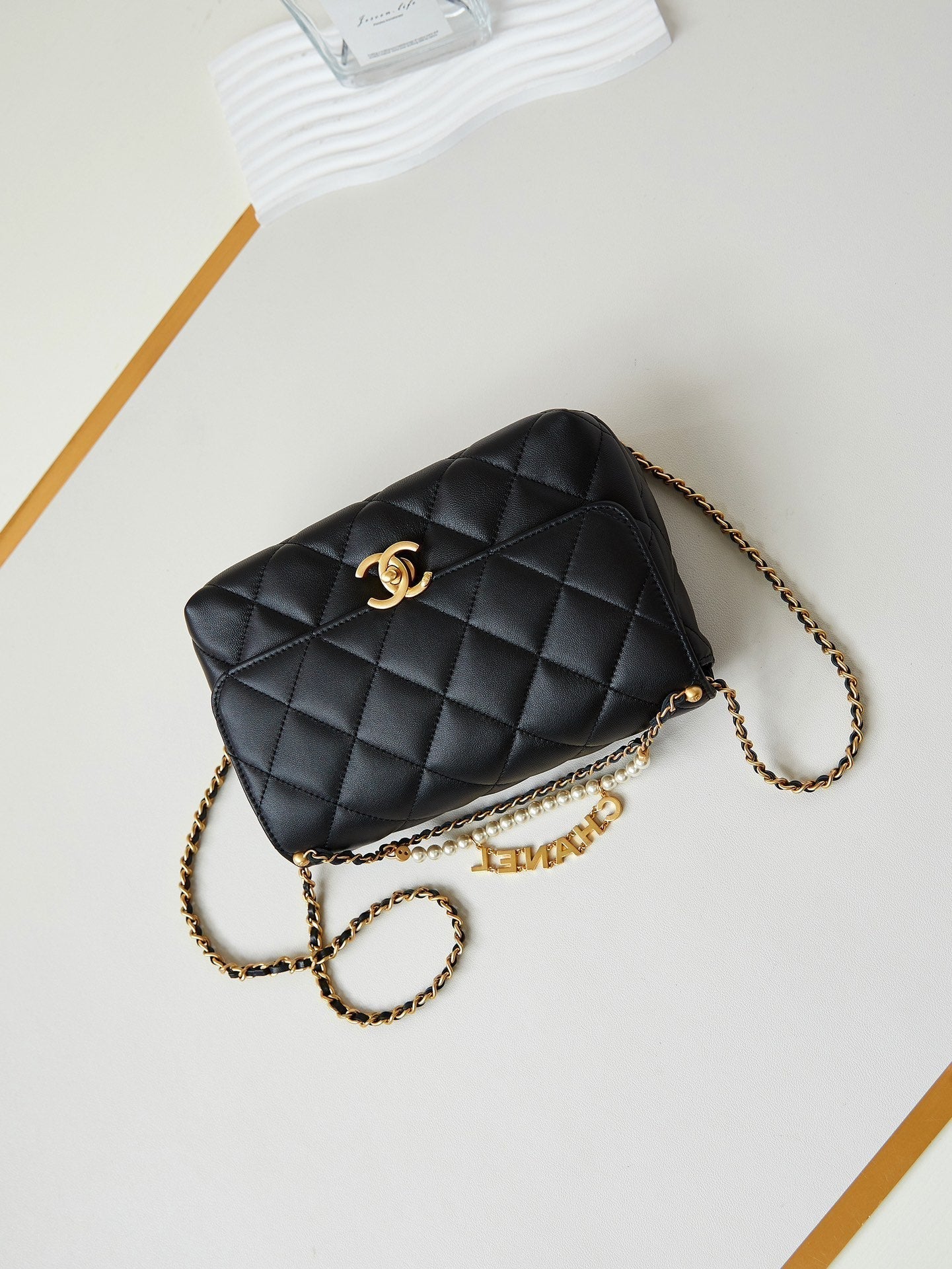 24a petit sac à rabat 23cm en cuir d'agneau noir perle et accessoires dorés