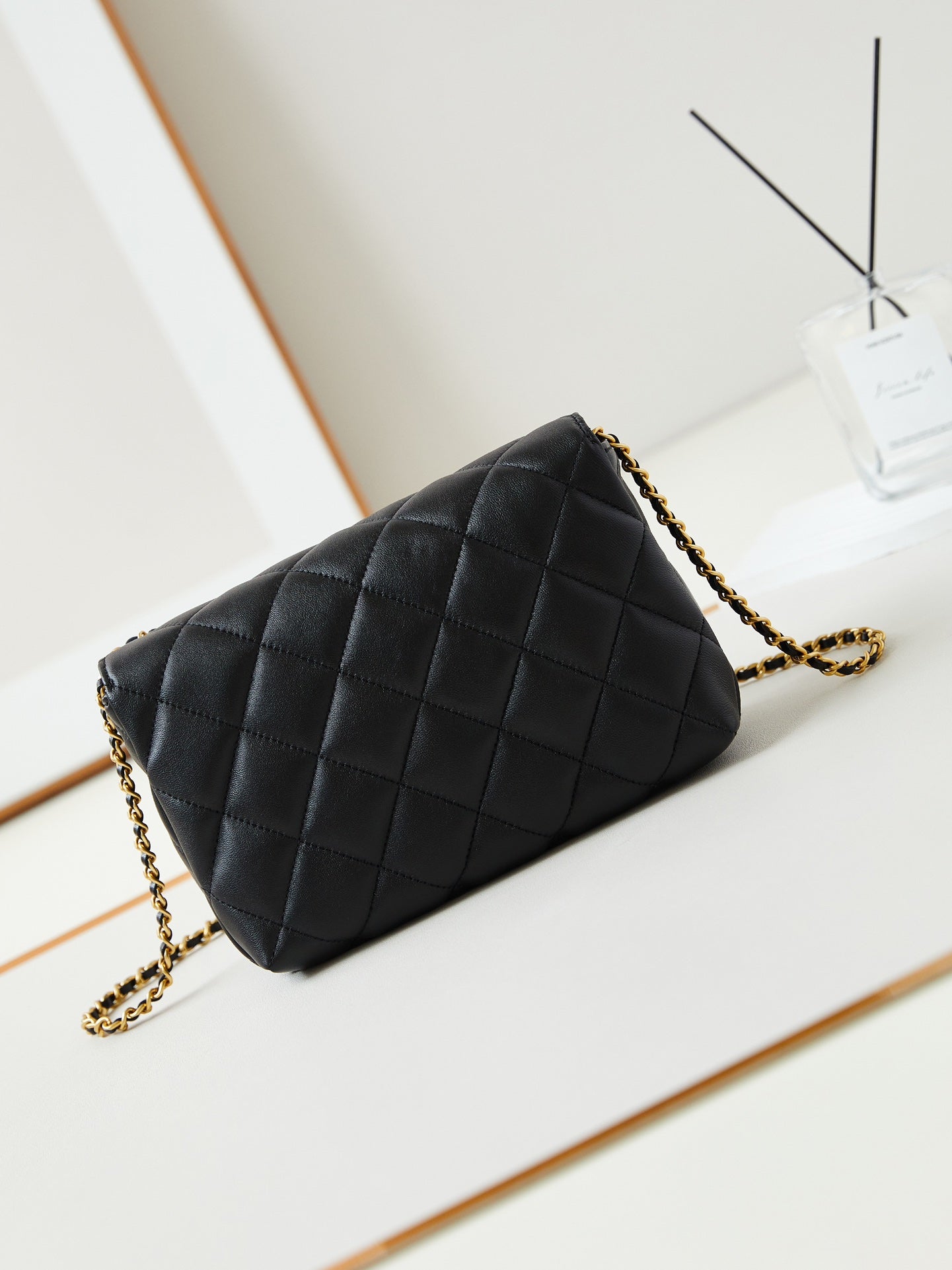 24a petit sac à rabat 23cm en cuir d'agneau noir perle et accessoires dorés