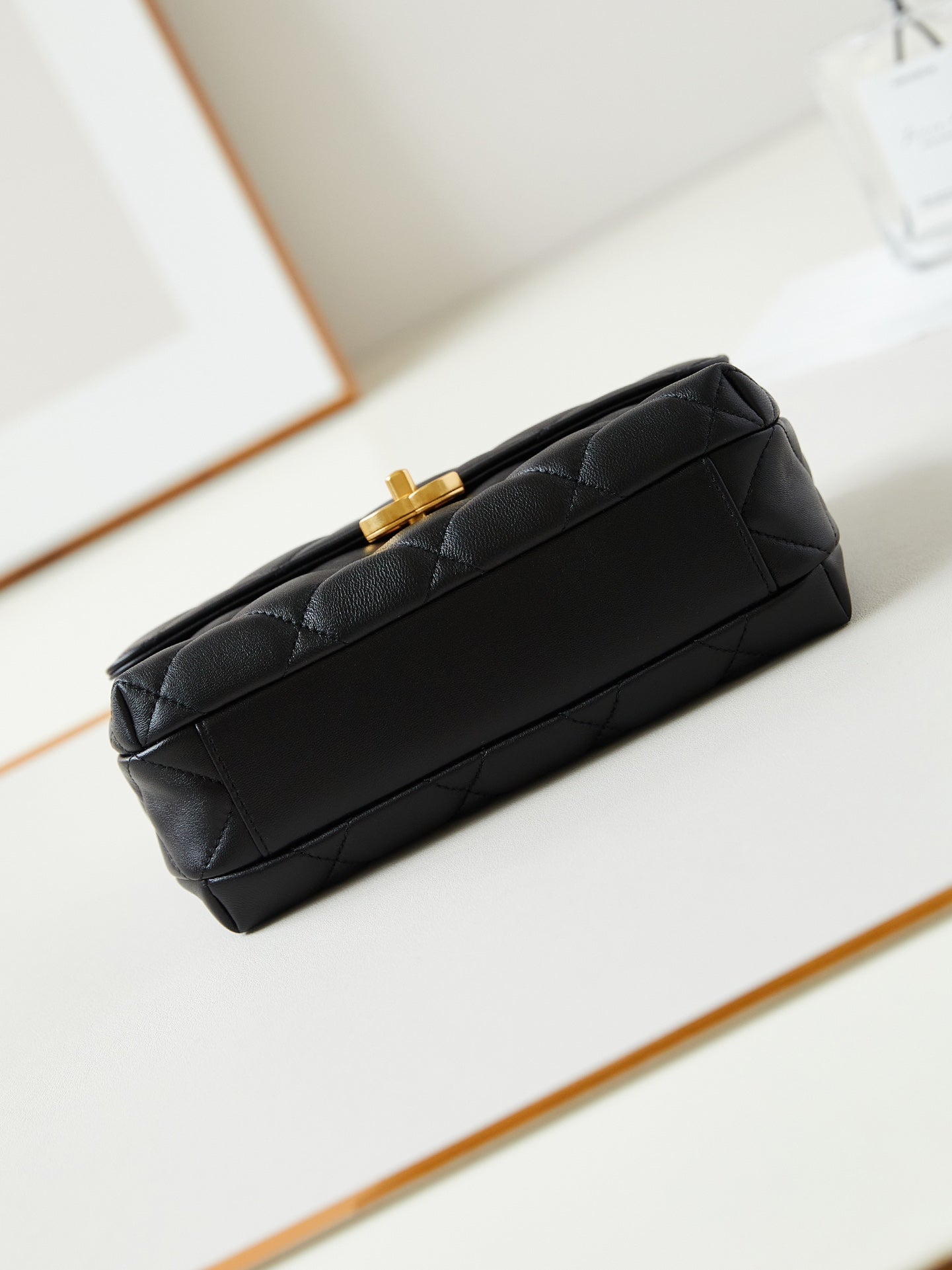 24a petit sac à rabat 23cm en cuir d'agneau noir perle et accessoires dorés