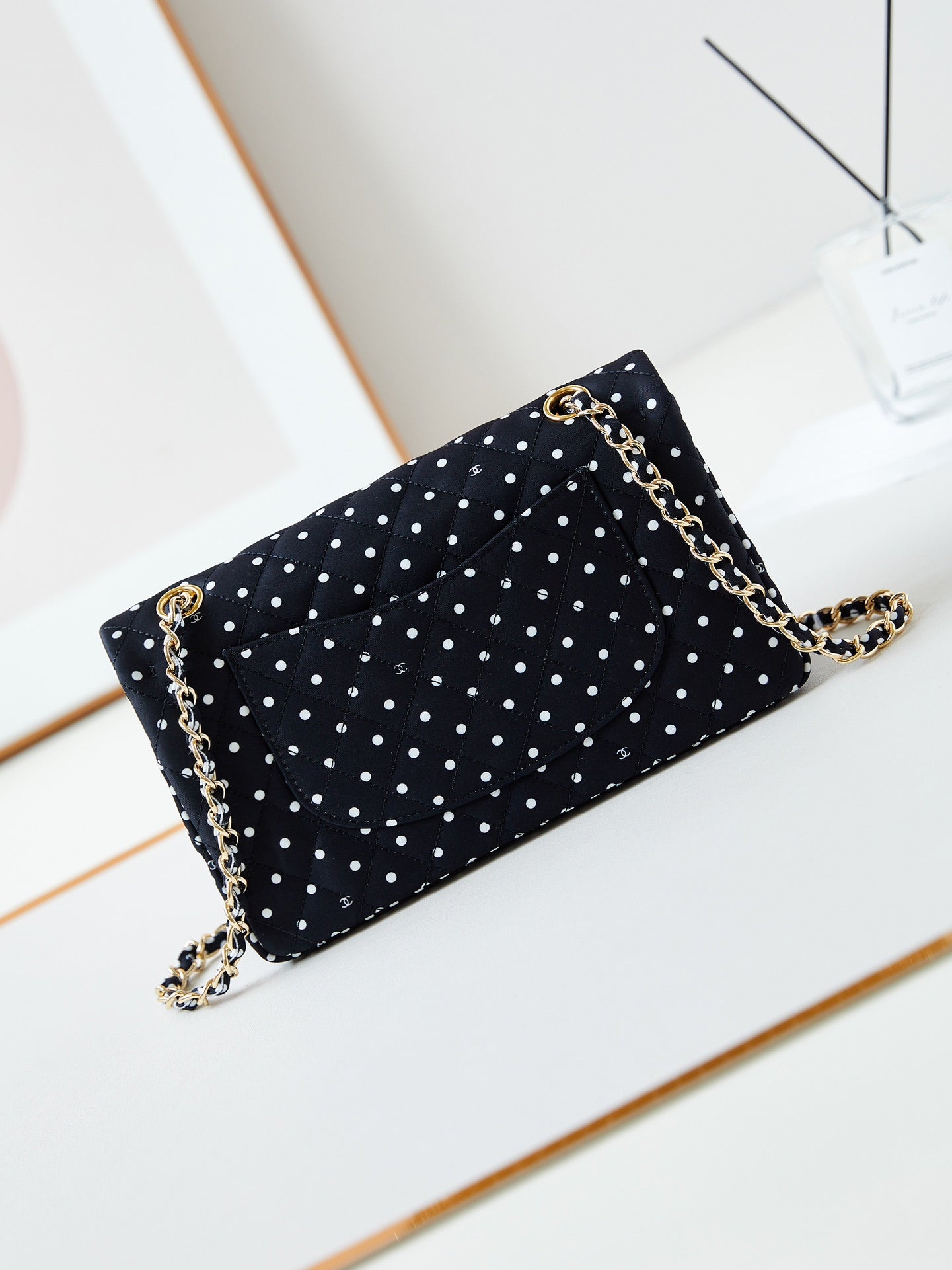 Sac à rabat moyen 24p 25cm toile noire à pois blancs