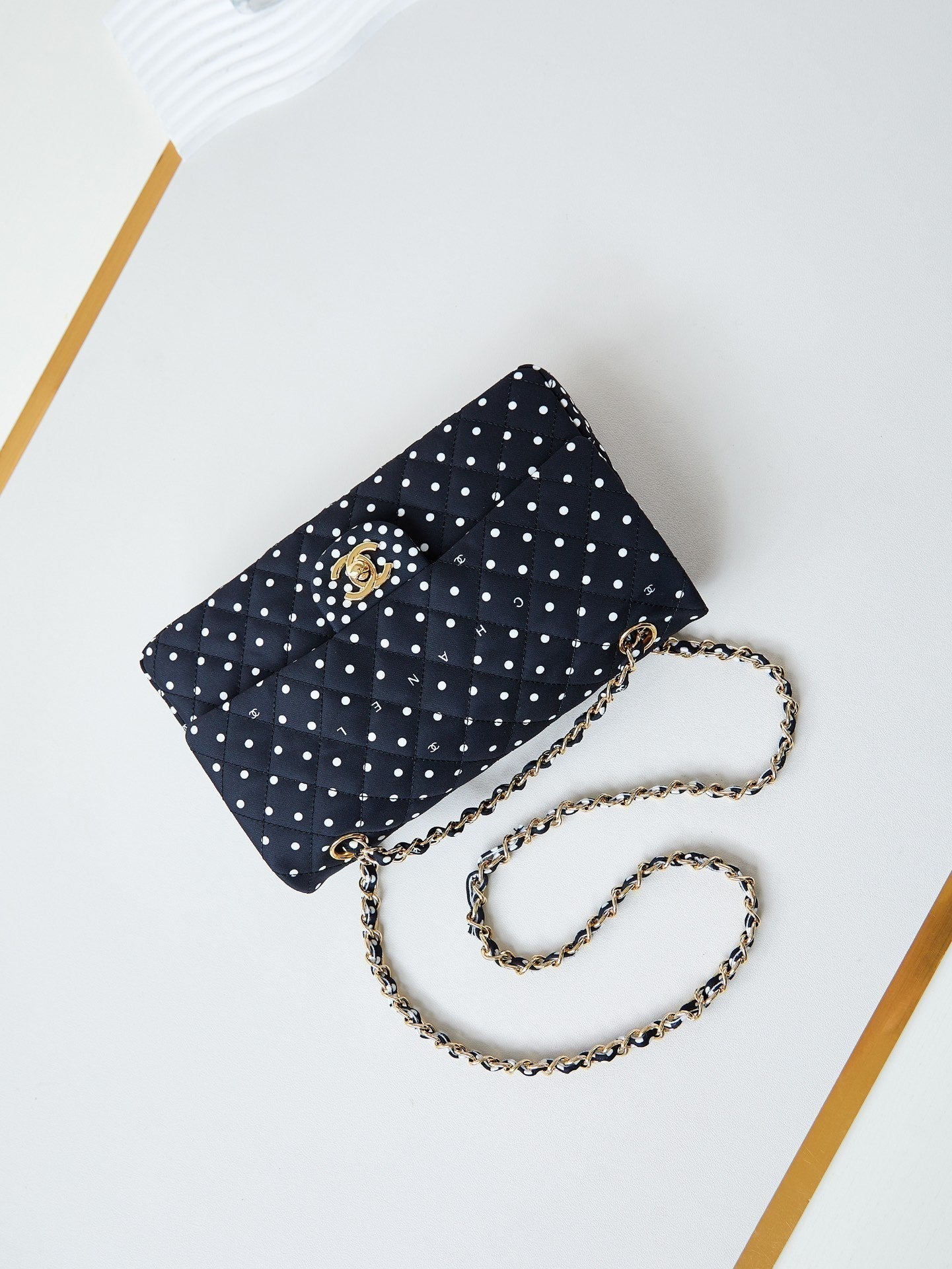 Sac à rabat moyen 24p 25cm toile noire à pois blancs