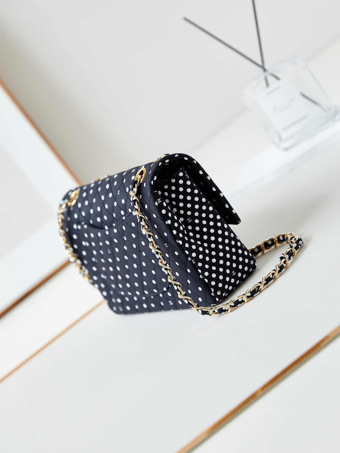 Sac à rabat moyen 24p 25cm toile noire à pois blancs