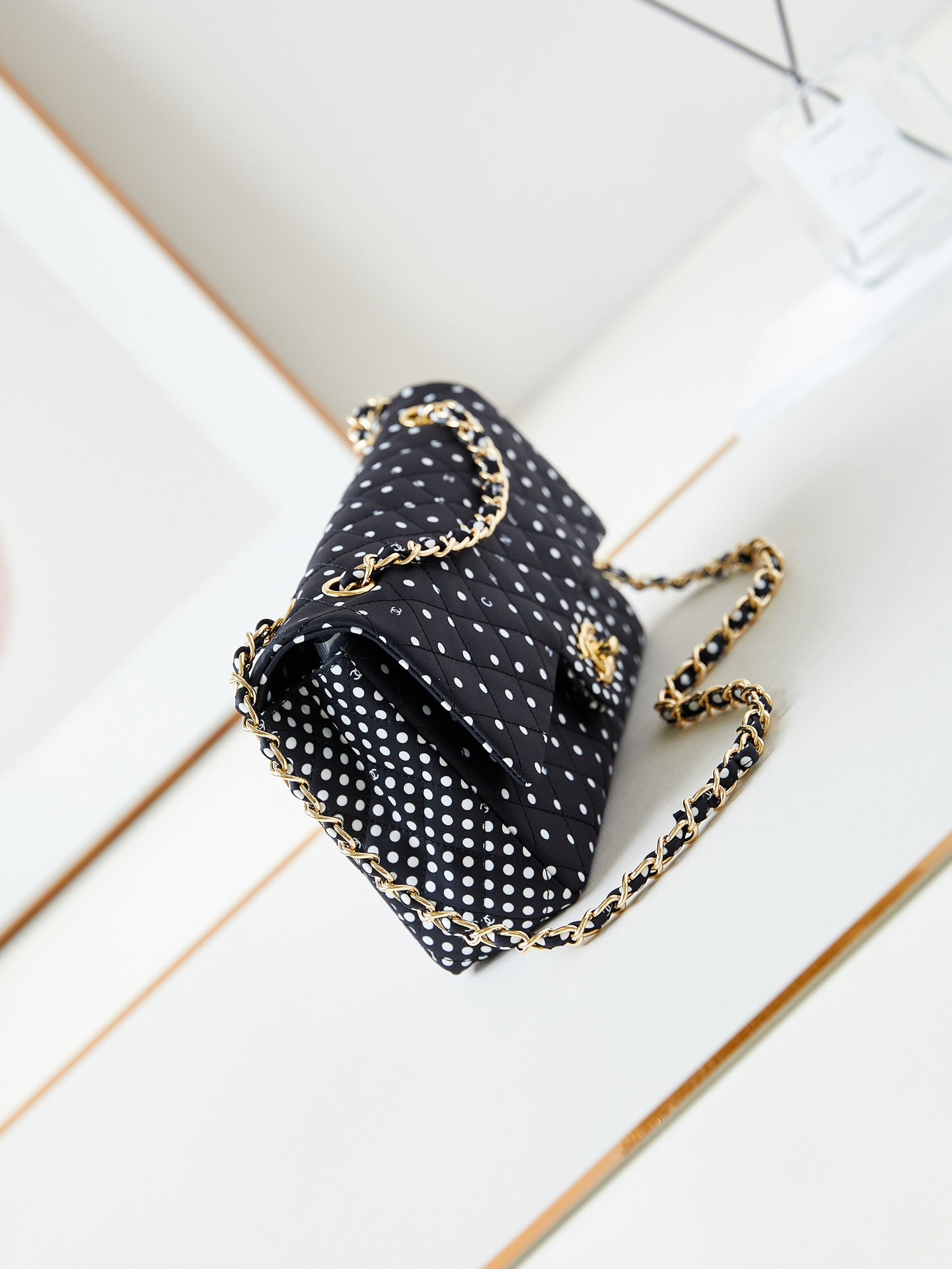 Sac à rabat moyen 24p 25cm toile noire à pois blancs