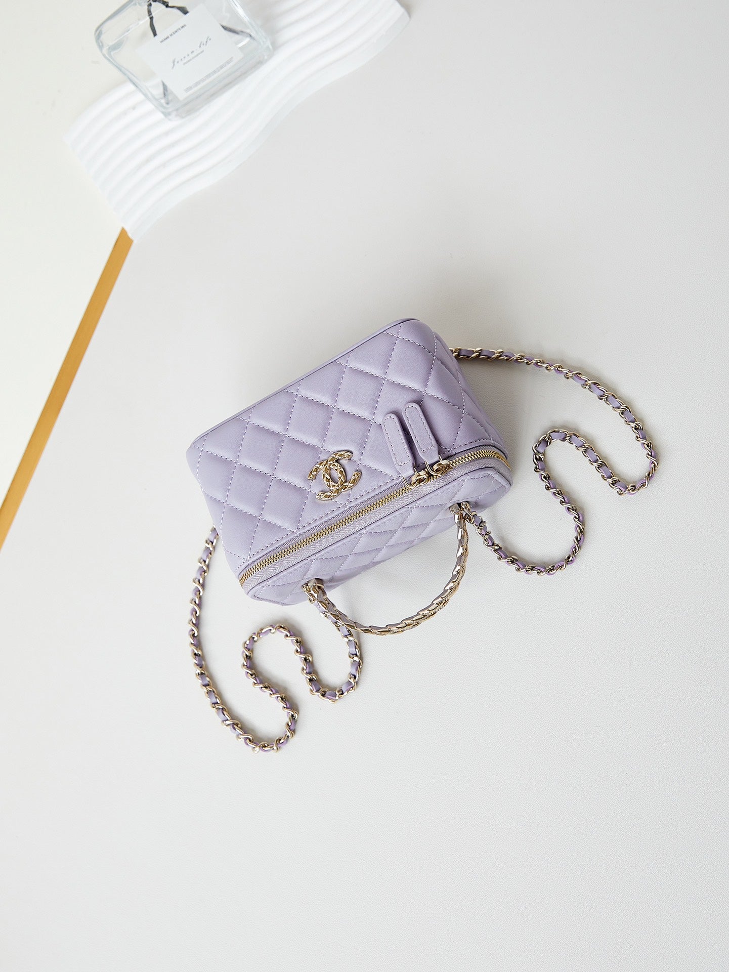 24a vanité 17 cuir d'agneau violet quincaillerie dorée