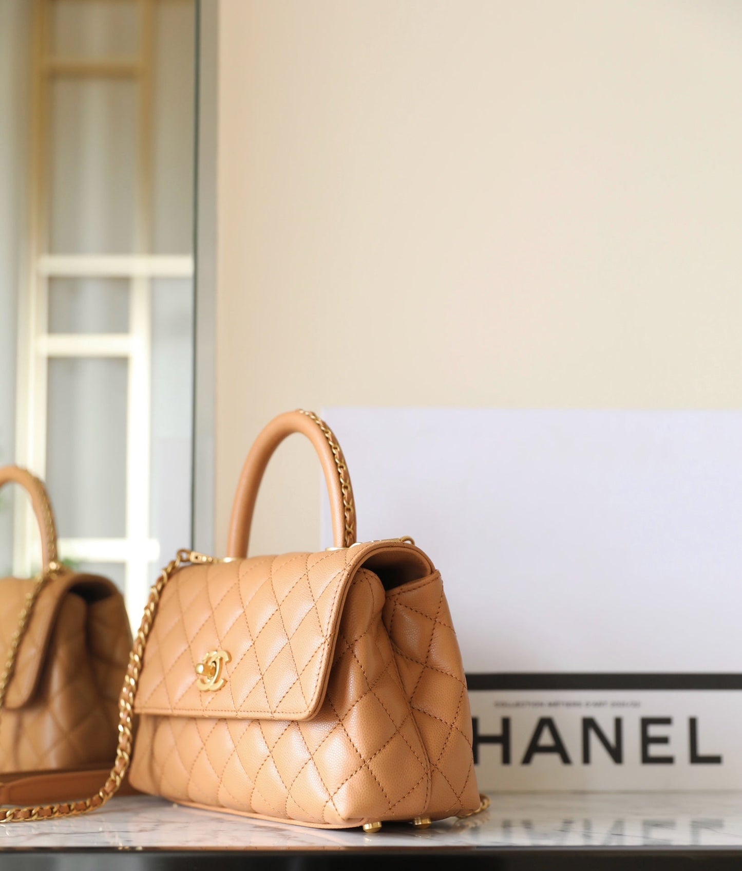 Sac à rabat avec anse en coco 24 cm en cuir caviar matelassé marron
