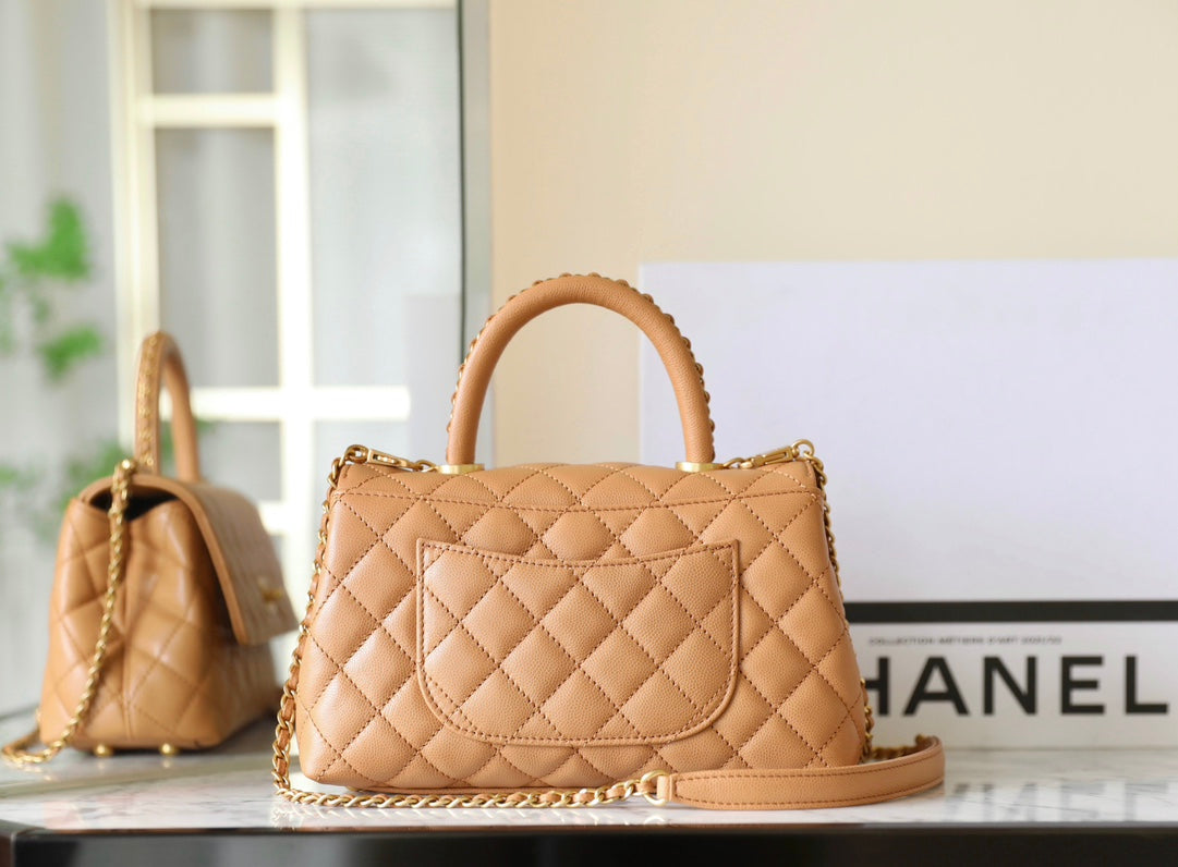 Sac à rabat avec anse en coco 24 cm en cuir caviar matelassé marron
