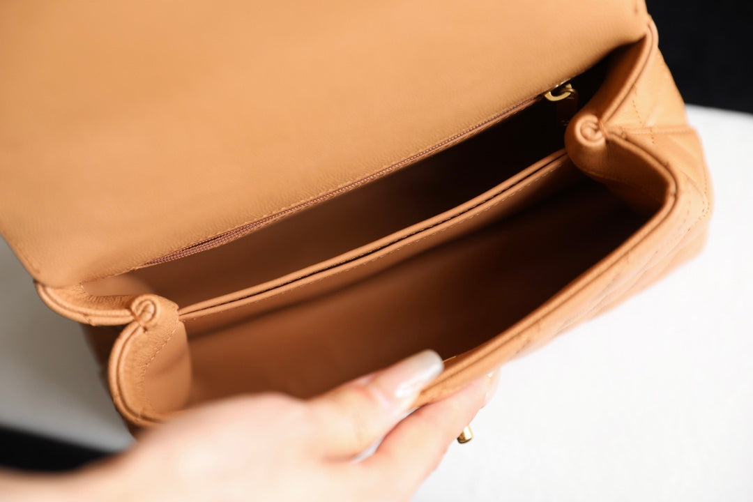 Sac à rabat avec anse en coco 24 cm en cuir caviar matelassé marron
