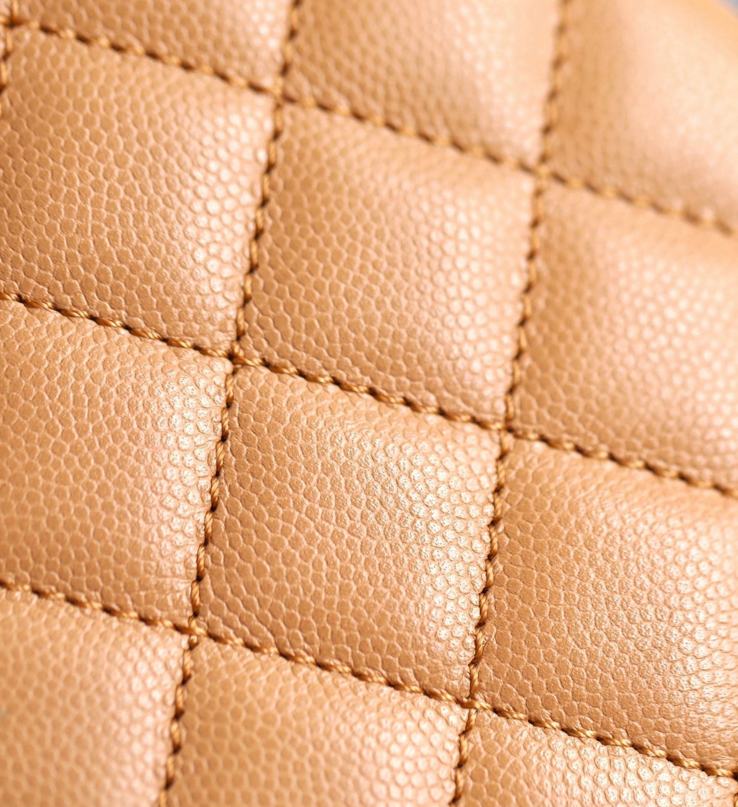 Sac à rabat avec anse en coco 24 cm en cuir caviar matelassé marron