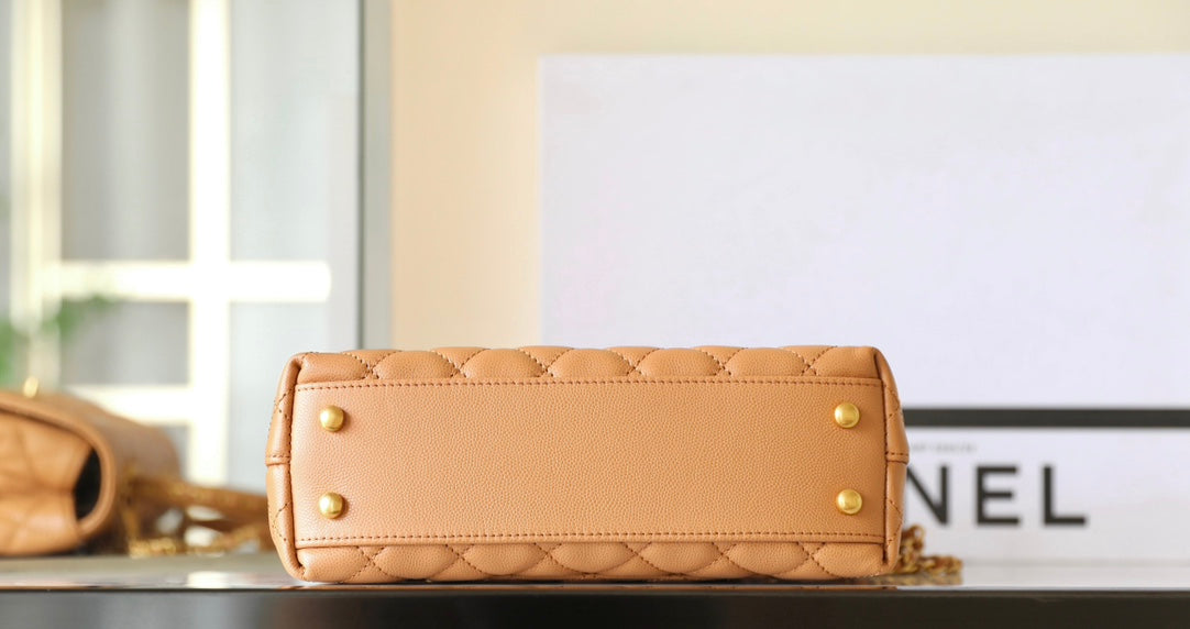 Sac à rabat avec anse en coco 24 cm en cuir caviar matelassé marron