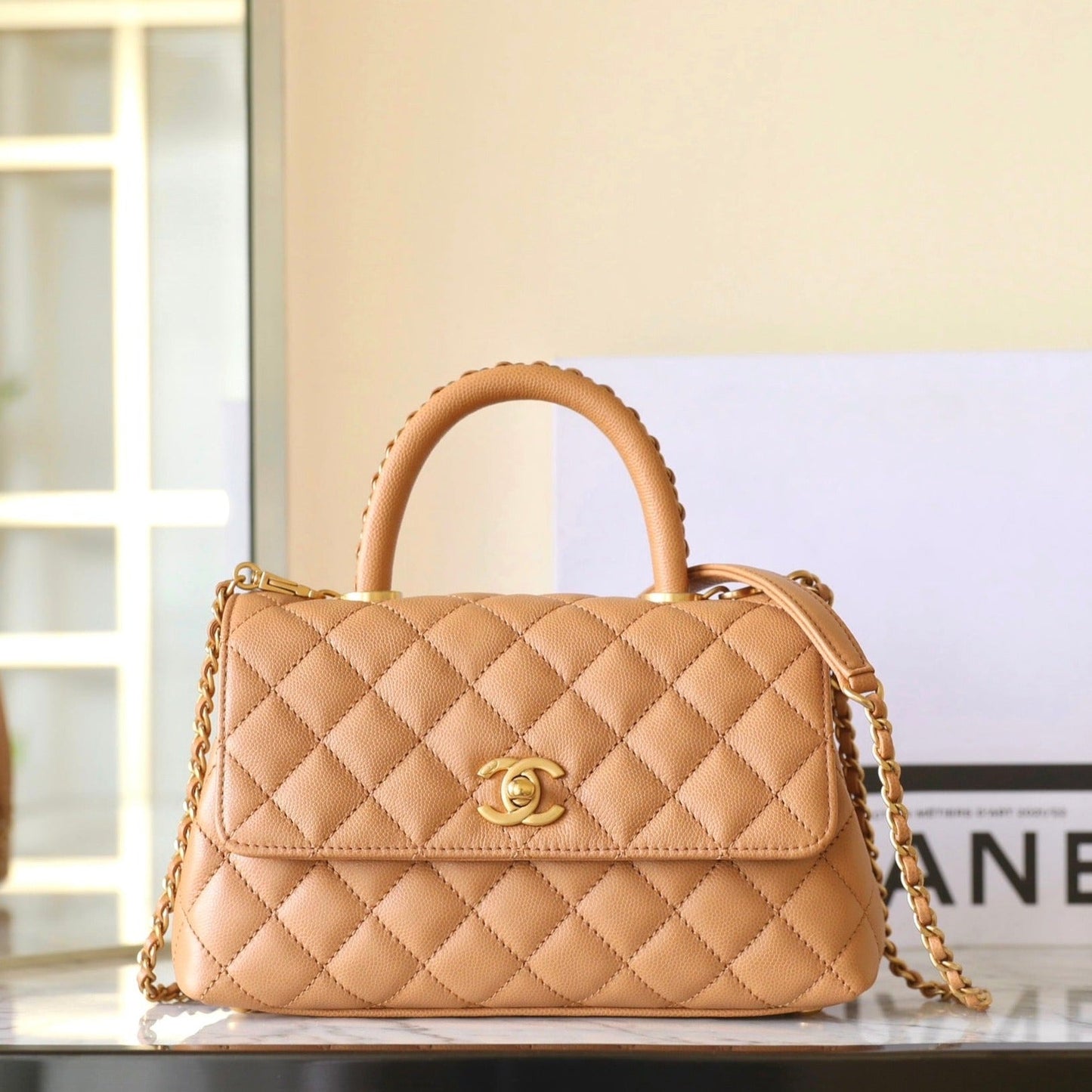 Sac à rabat avec anse en coco 24 cm en cuir caviar matelassé marron