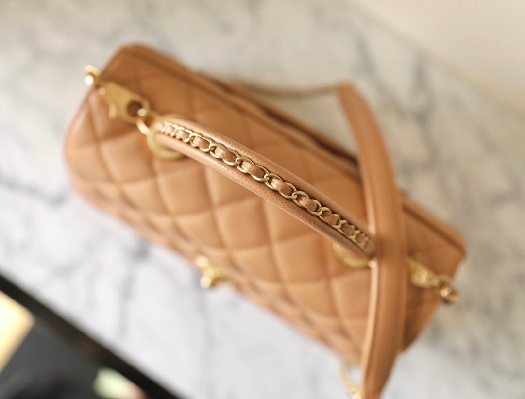 Sac à rabat avec anse en coco 24 cm en cuir caviar matelassé marron