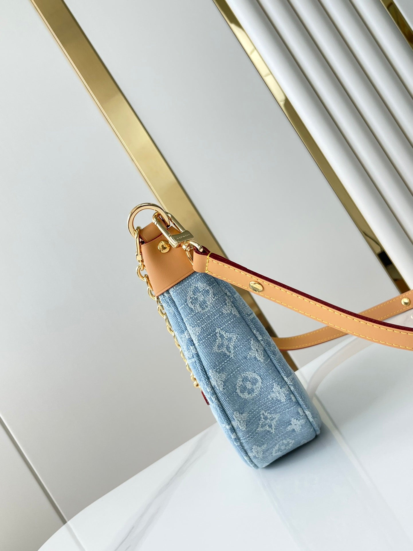LOOP 29 EN DENIM MONOGRAMME BLEU QUINCAILLERIE DORÉ