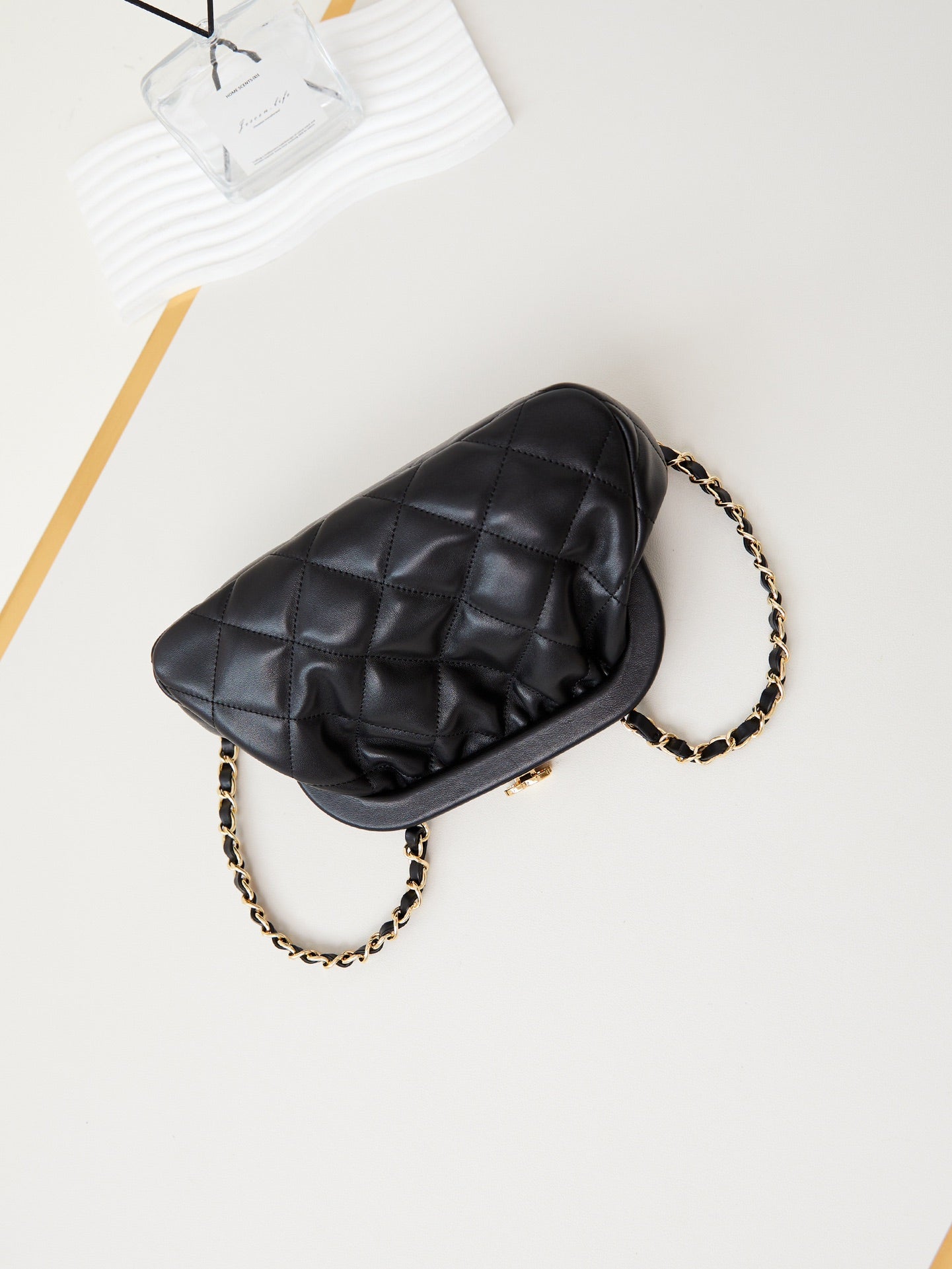 Pochette 24a 24 cm en cuir d'agneau noir et accessoires dorés