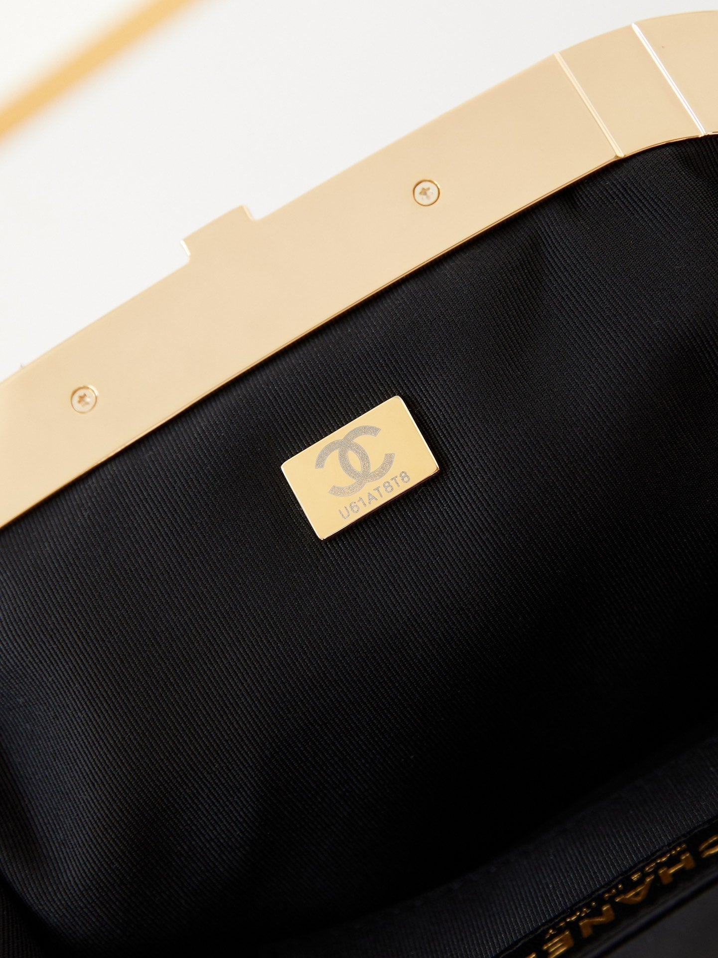Pochette 24a 24 cm en cuir d'agneau noir et accessoires dorés