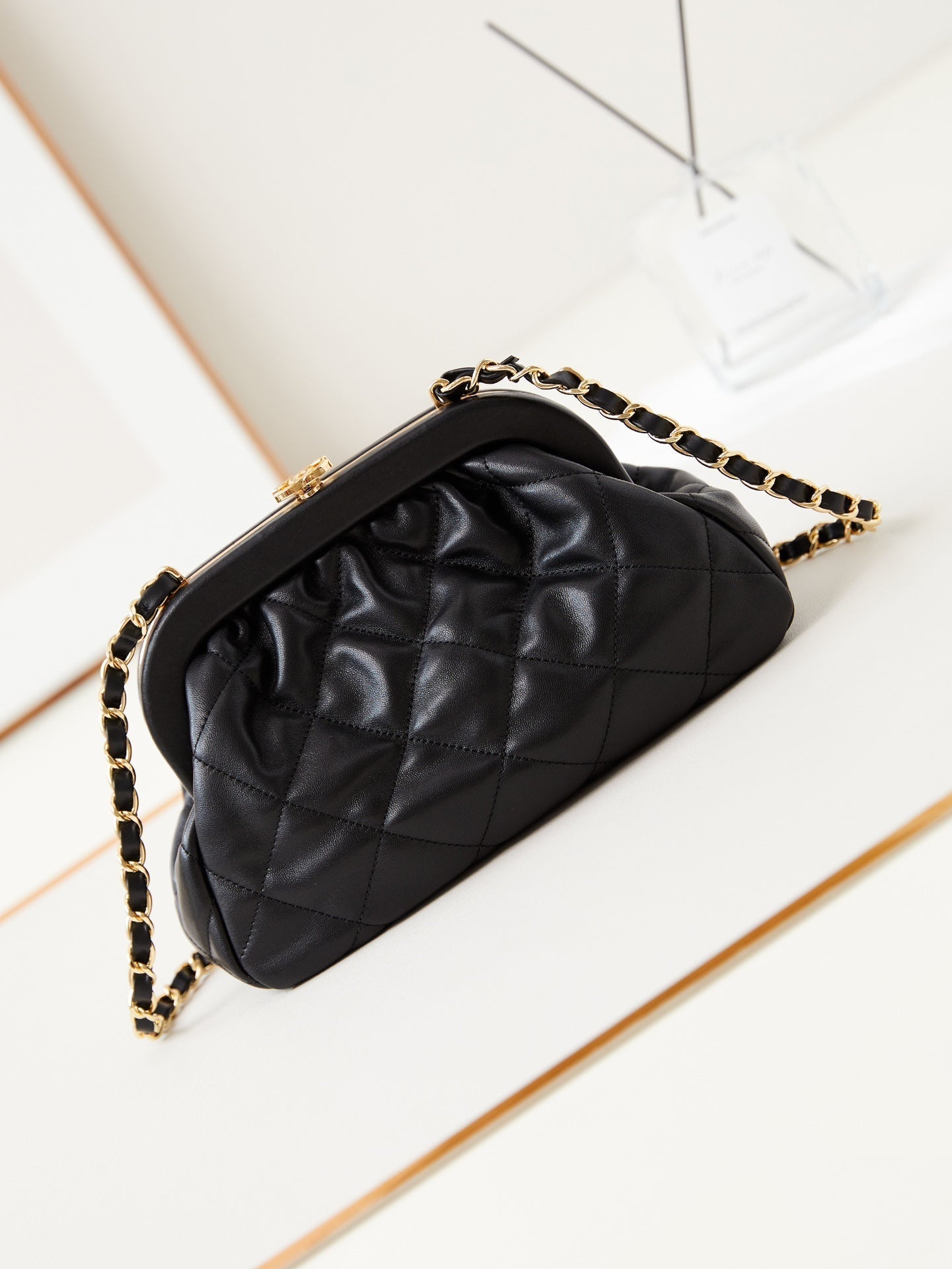 Pochette 24a 24 cm en cuir d'agneau noir et accessoires dorés