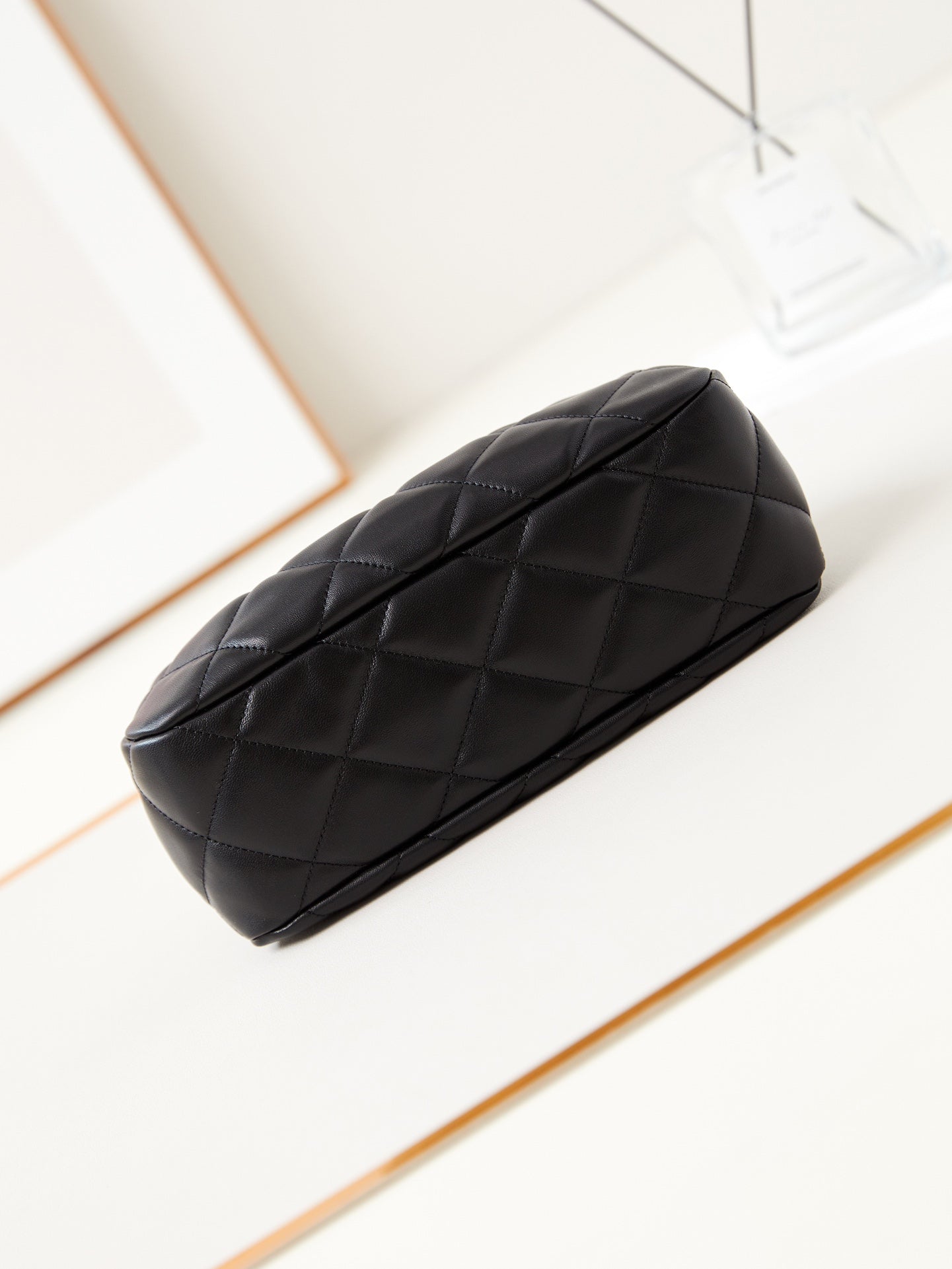 Pochette 24a 24 cm en cuir d'agneau noir et accessoires dorés