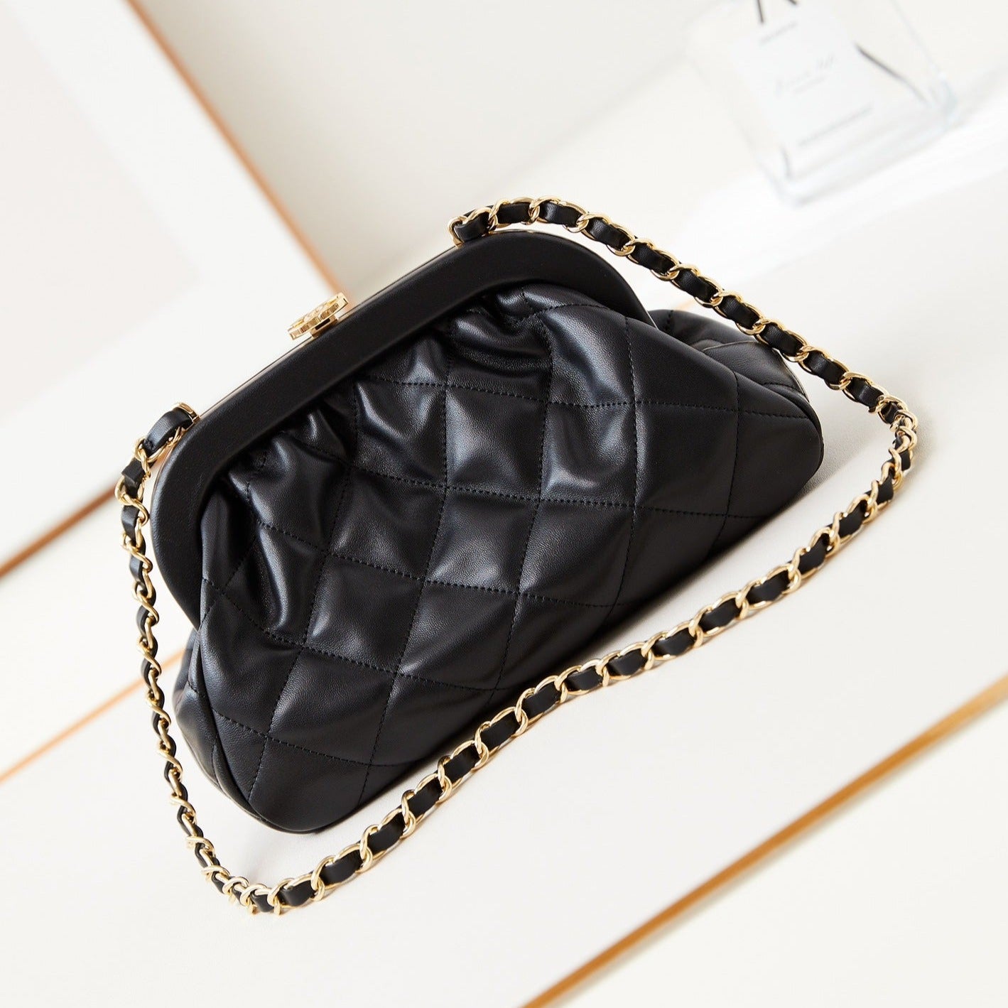 Pochette 24a 24 cm en cuir d'agneau noir et accessoires dorés