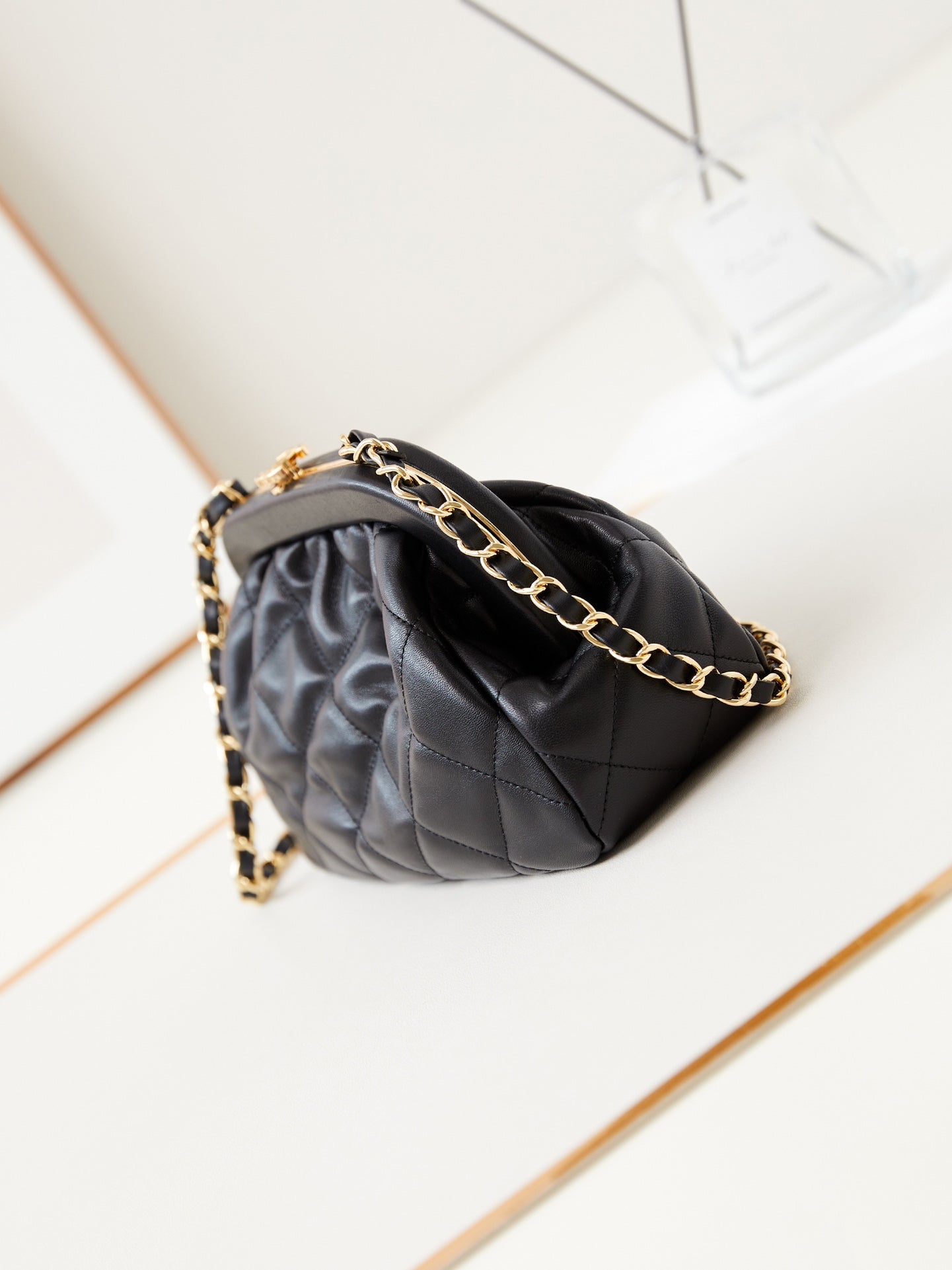 Pochette 24a 24 cm en cuir d'agneau noir et accessoires dorés