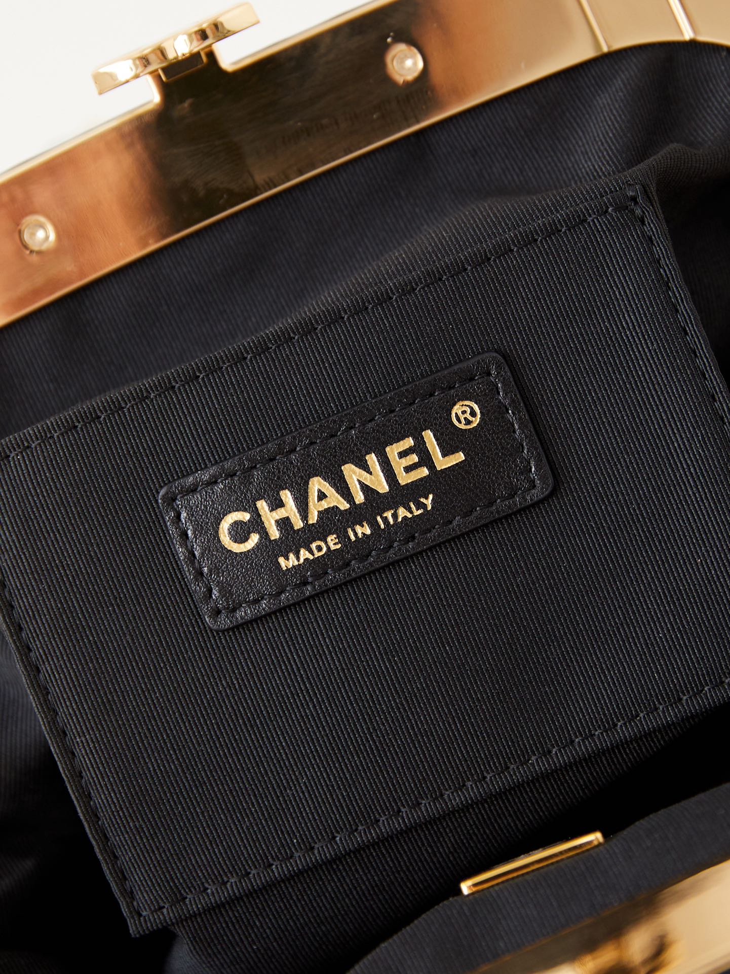 Pochette 24a 24 cm en cuir d'agneau noir et accessoires dorés