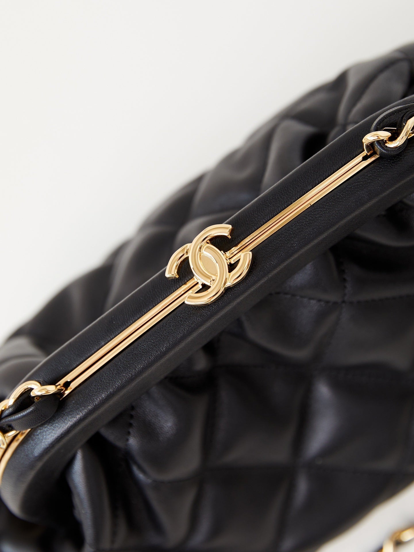 Pochette 24a 24 cm en cuir d'agneau noir et accessoires dorés