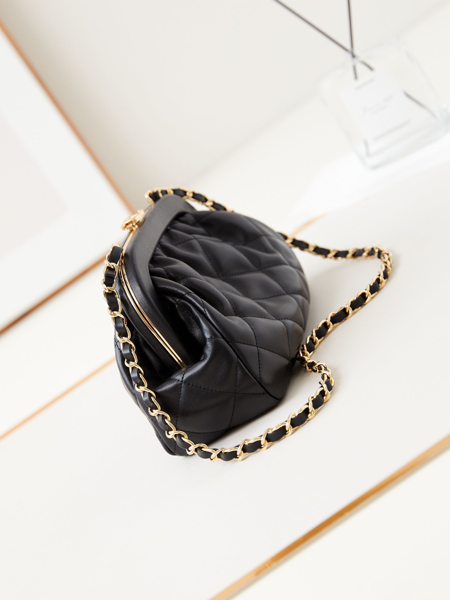 Pochette 24a 24 cm en cuir d'agneau noir et accessoires dorés