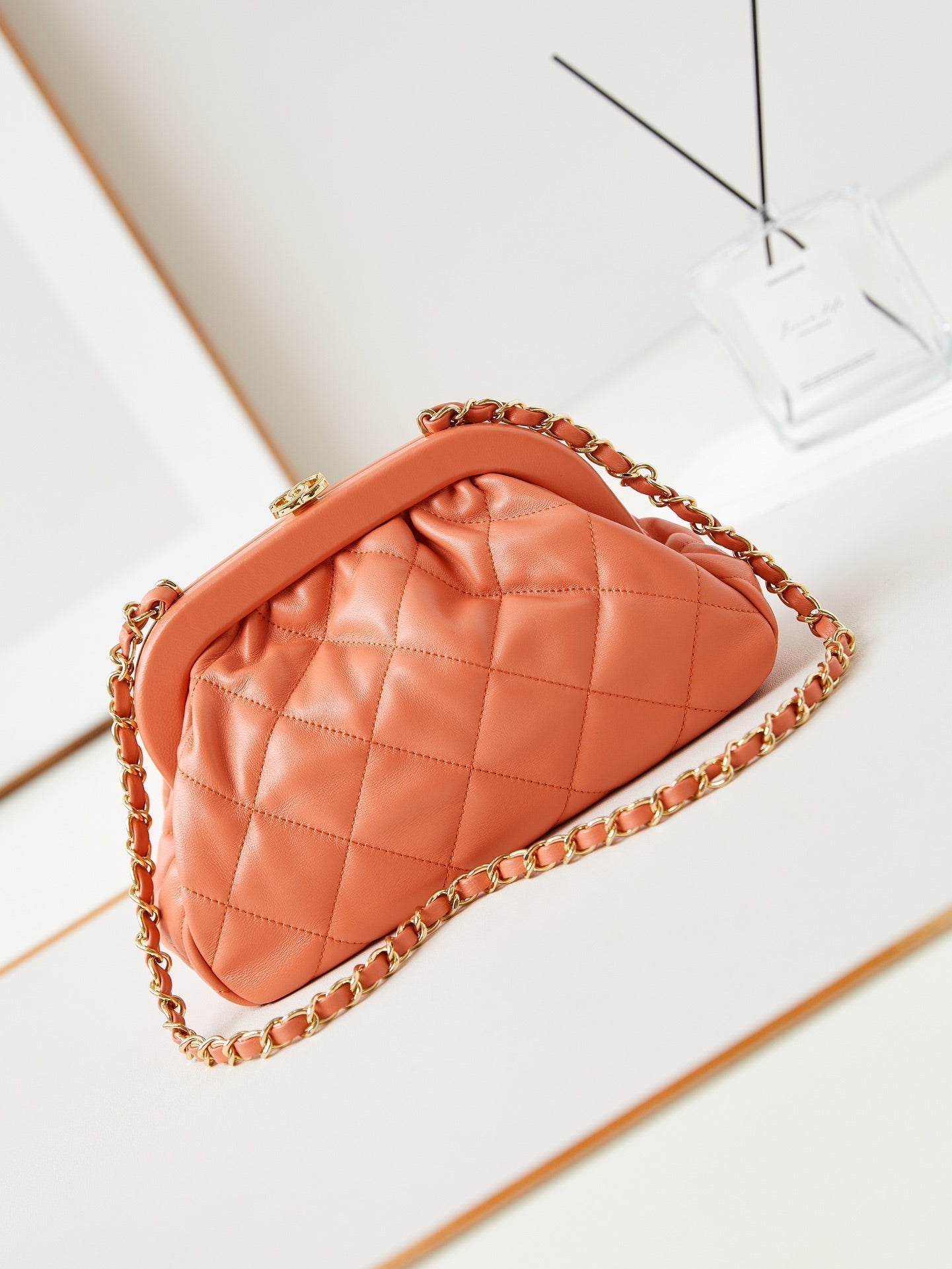 Pochette 24a 24 cm en cuir d'agneau orange et accessoires dorés