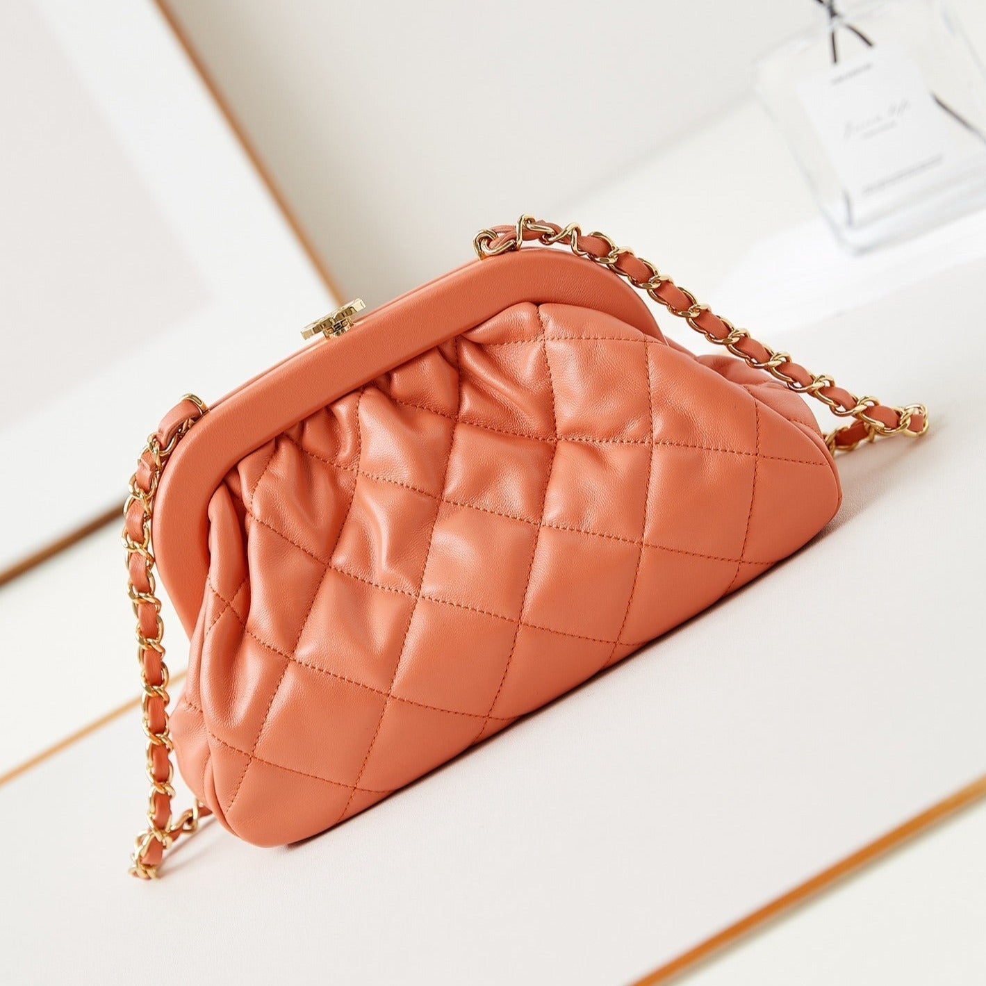Pochette 24a 24 cm en cuir d'agneau orange et accessoires dorés
