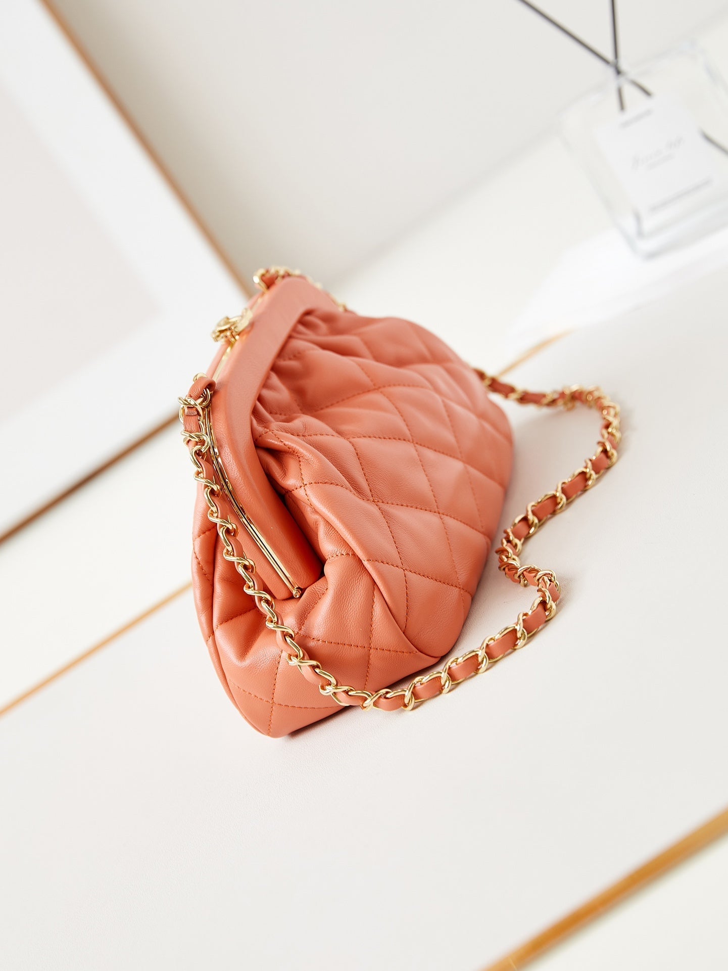 Pochette 24a 24 cm en cuir d'agneau orange et accessoires dorés