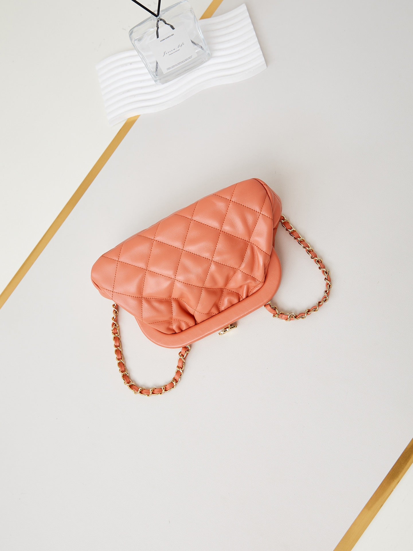 Pochette 24a 24 cm en cuir d'agneau orange et accessoires dorés