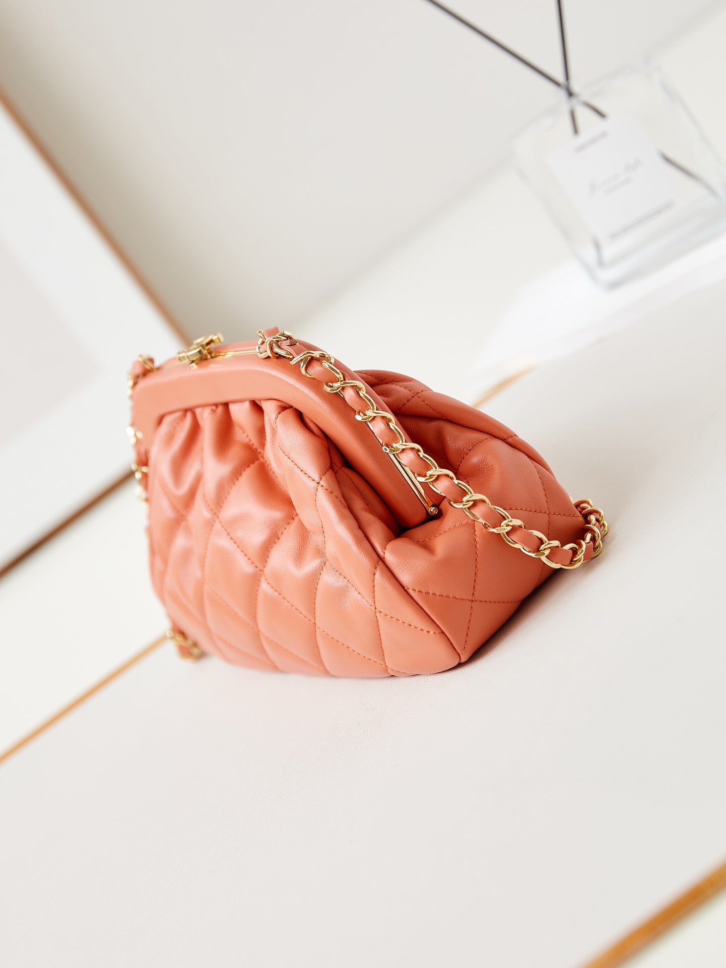Pochette 24a 24 cm en cuir d'agneau orange et accessoires dorés