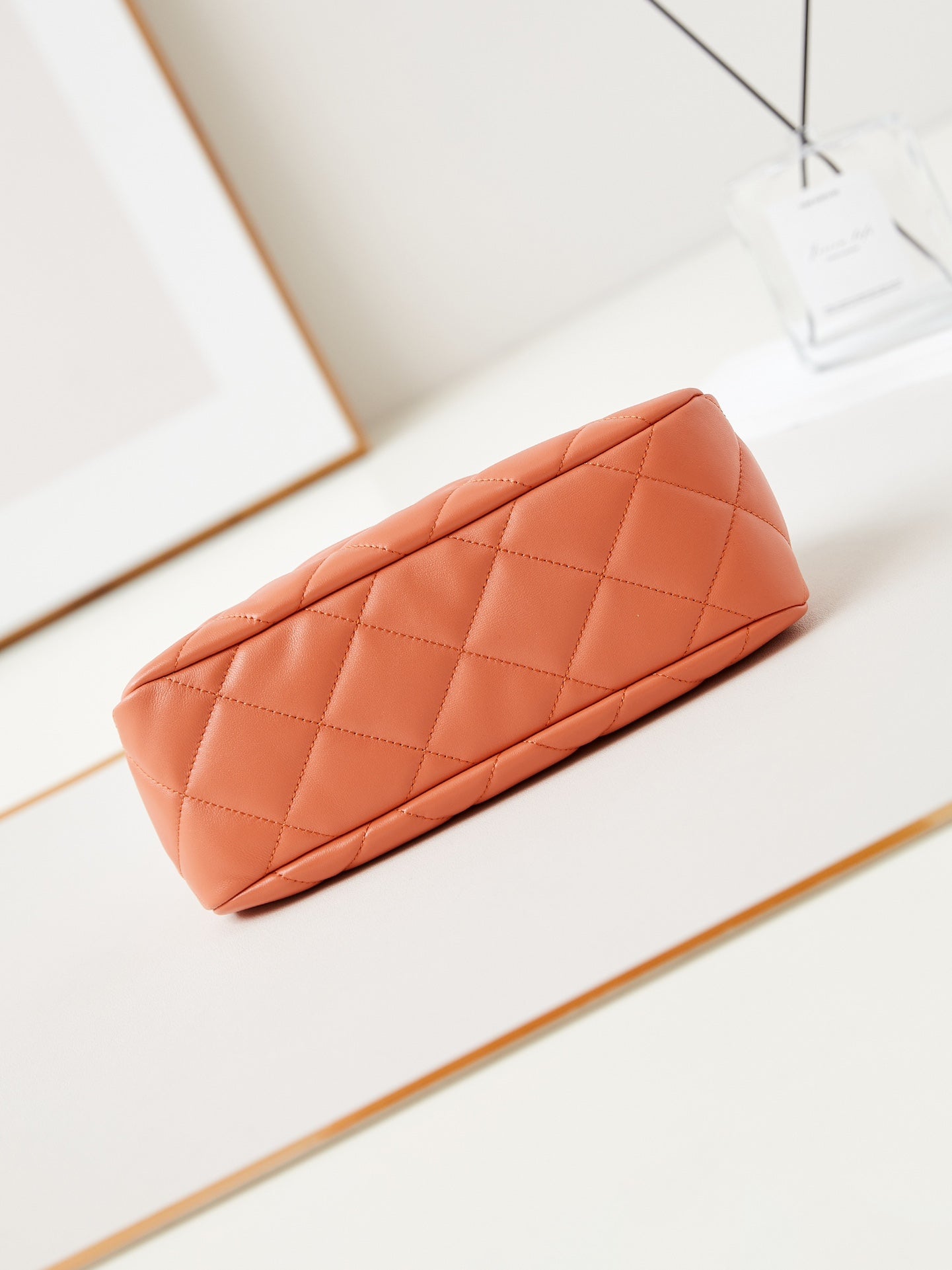 Pochette 24a 24 cm en cuir d'agneau orange et accessoires dorés