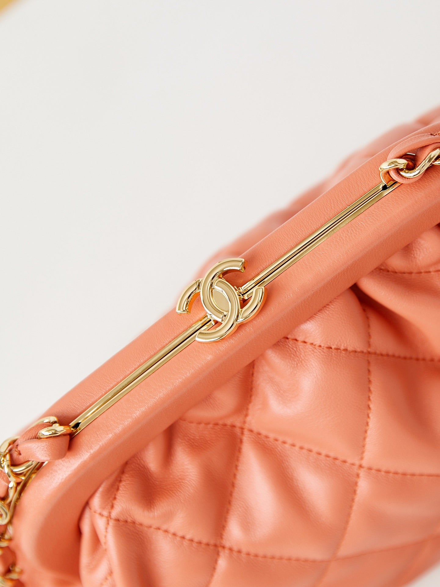 Pochette 24a 24 cm en cuir d'agneau orange et accessoires dorés