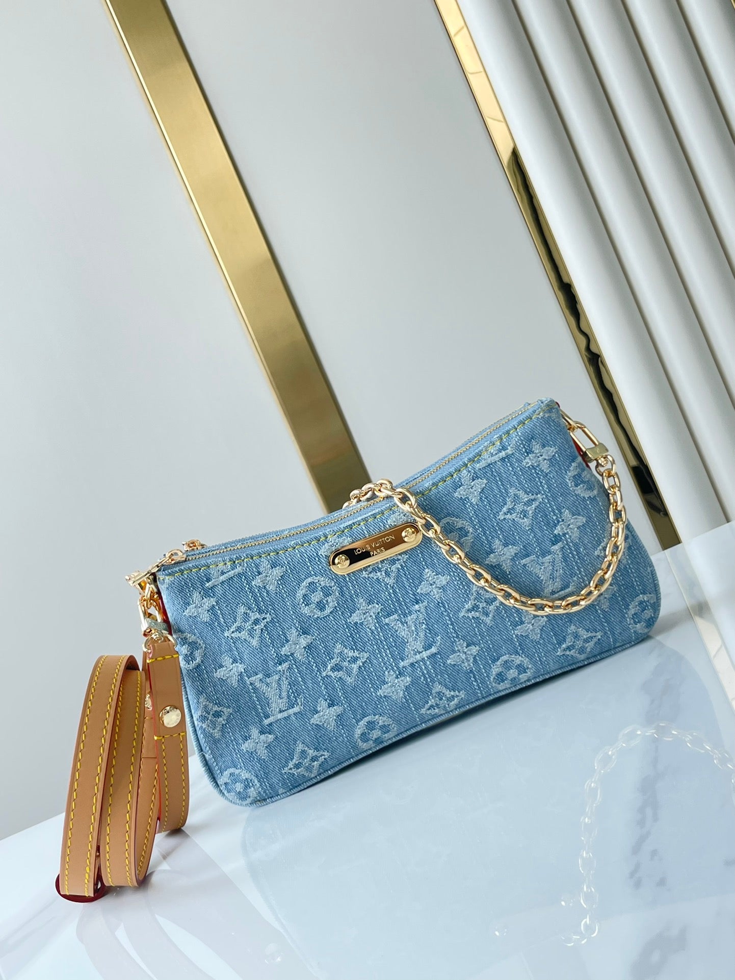 LIV POCHETTE 24 EN DENIM BLEU MONOGRAMME QUINCAILLERIE DORÉ