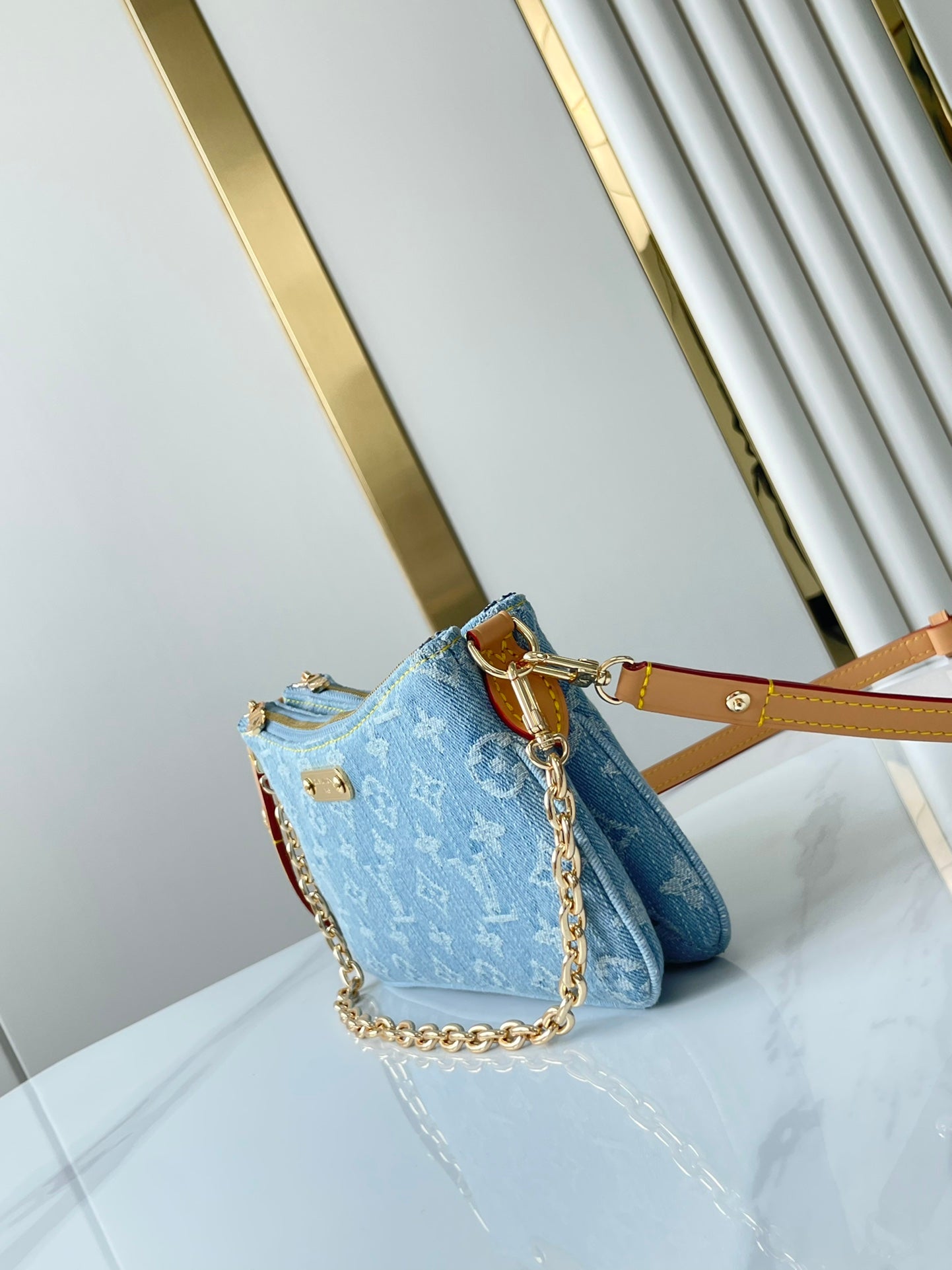 LIV POCHETTE 24 EN DENIM BLEU MONOGRAMME QUINCAILLERIE DORÉ