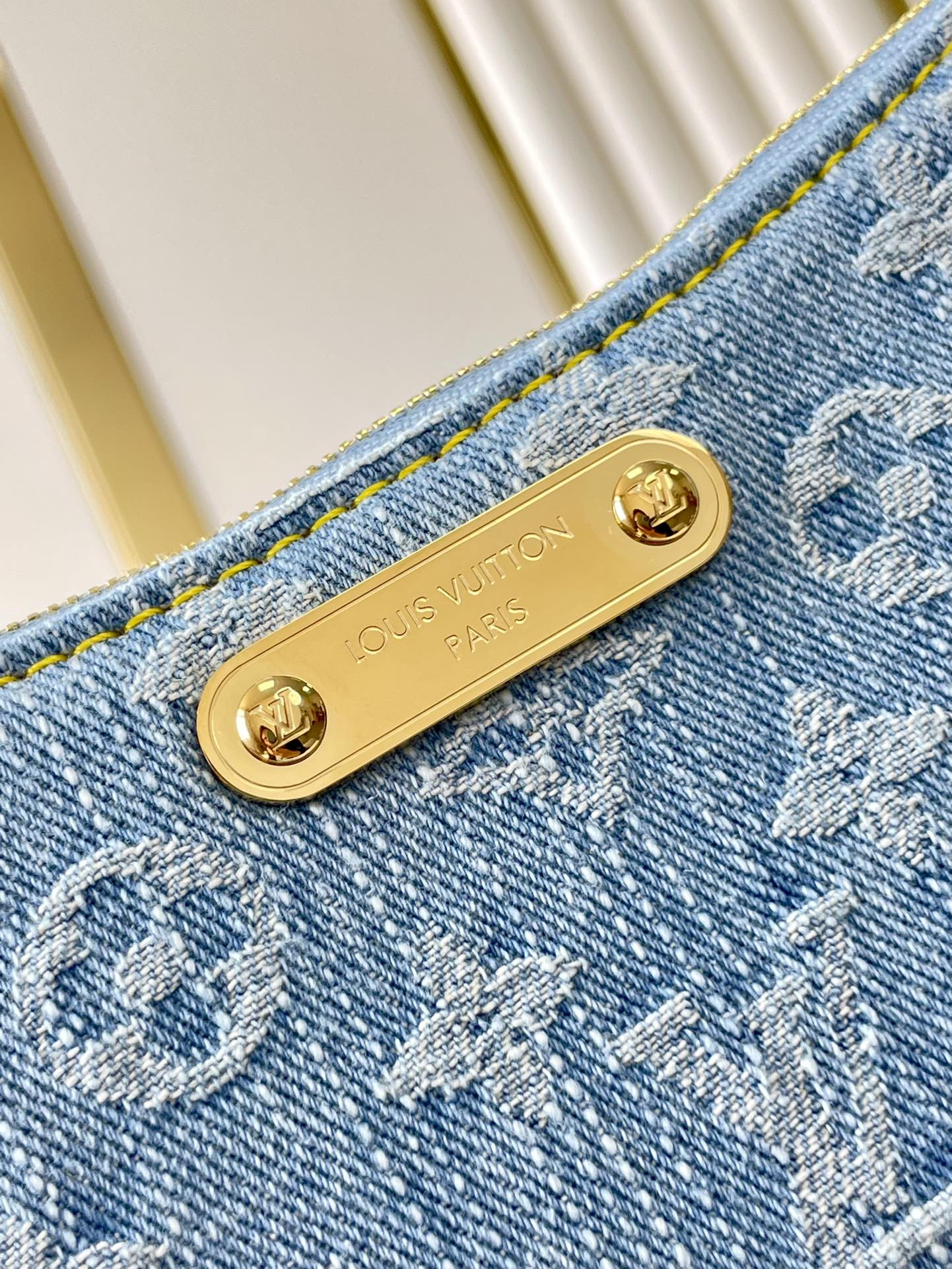 LIV POCHETTE 24 EN DENIM BLEU MONOGRAMME QUINCAILLERIE DORÉ