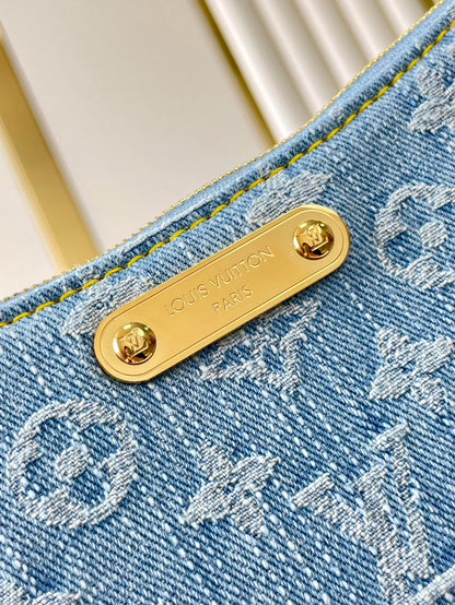 LIV POCHETTE 24 EN DENIM BLEU MONOGRAMME QUINCAILLERIE DORÉ