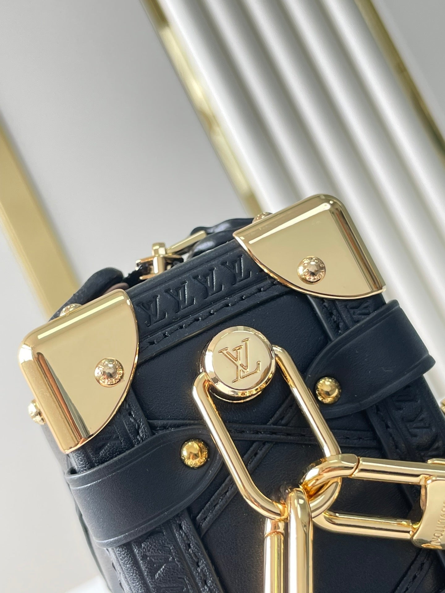 COFFRE LATÉRAL MINI 18 EN CUIR D'AGNEAU NOIR AVEC MOTIF CROISÉ, QUINCAILLERIE DORÉ