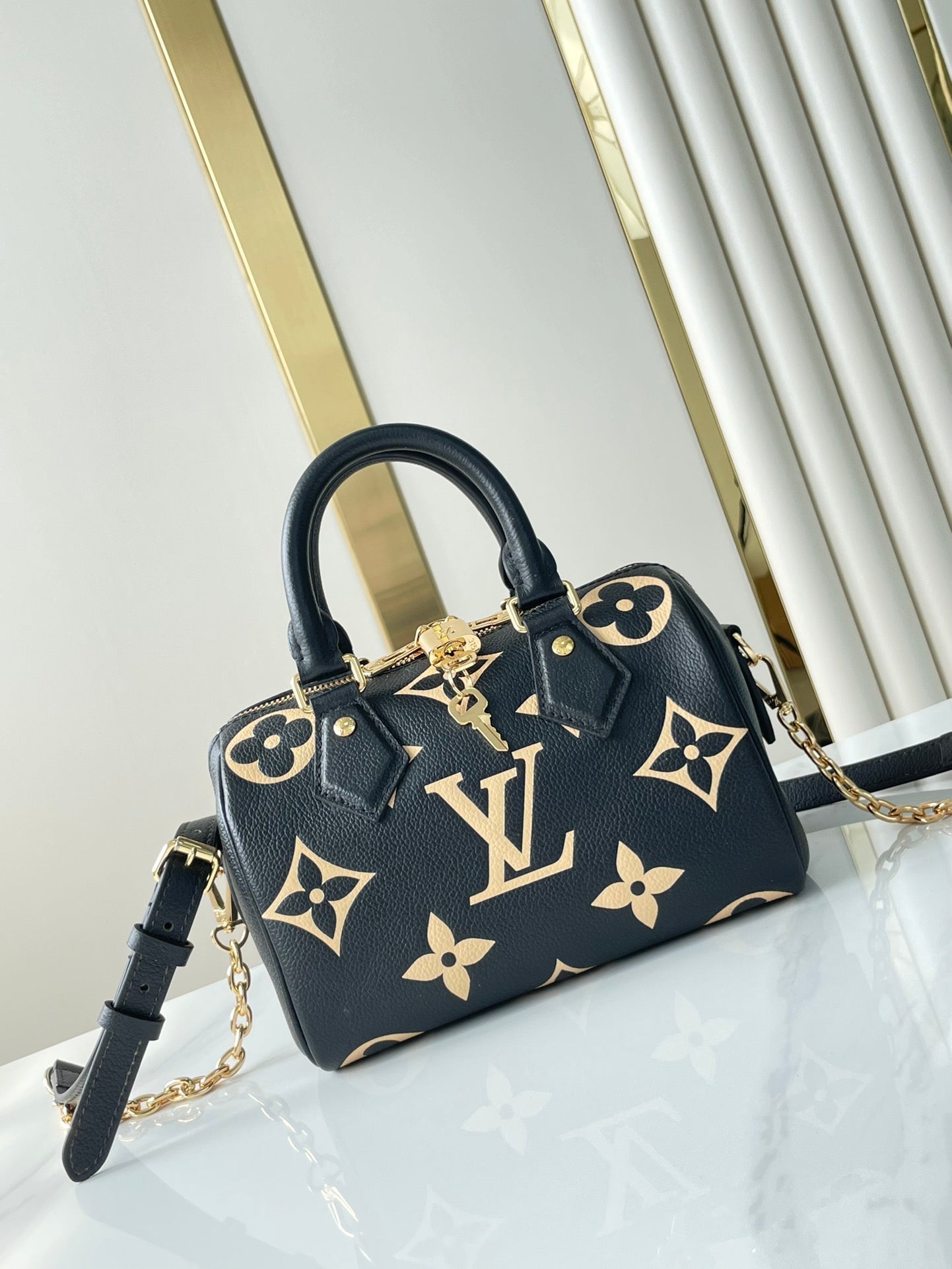 SAC BANDOULIÈRE SPEEDY 20 EN CUIR EMPREINTE MONOGRAMME NOIR CRÈME QUINCAILLERIE DORÉ
