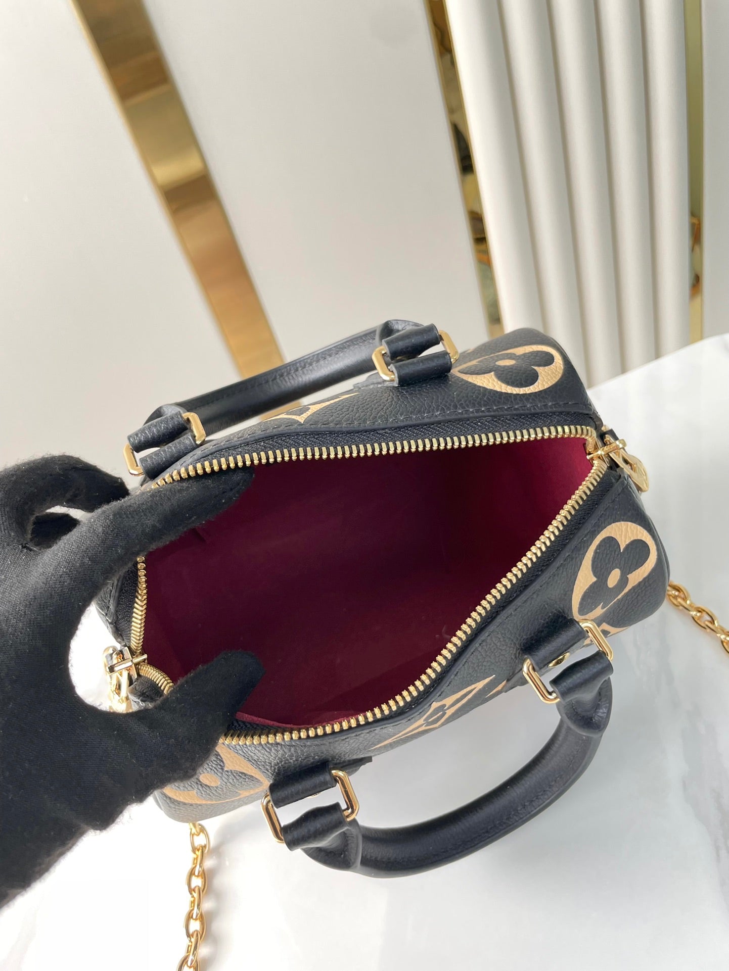SAC BANDOULIÈRE SPEEDY 20 EN CUIR EMPREINTE MONOGRAMME NOIR CRÈME QUINCAILLERIE DORÉ