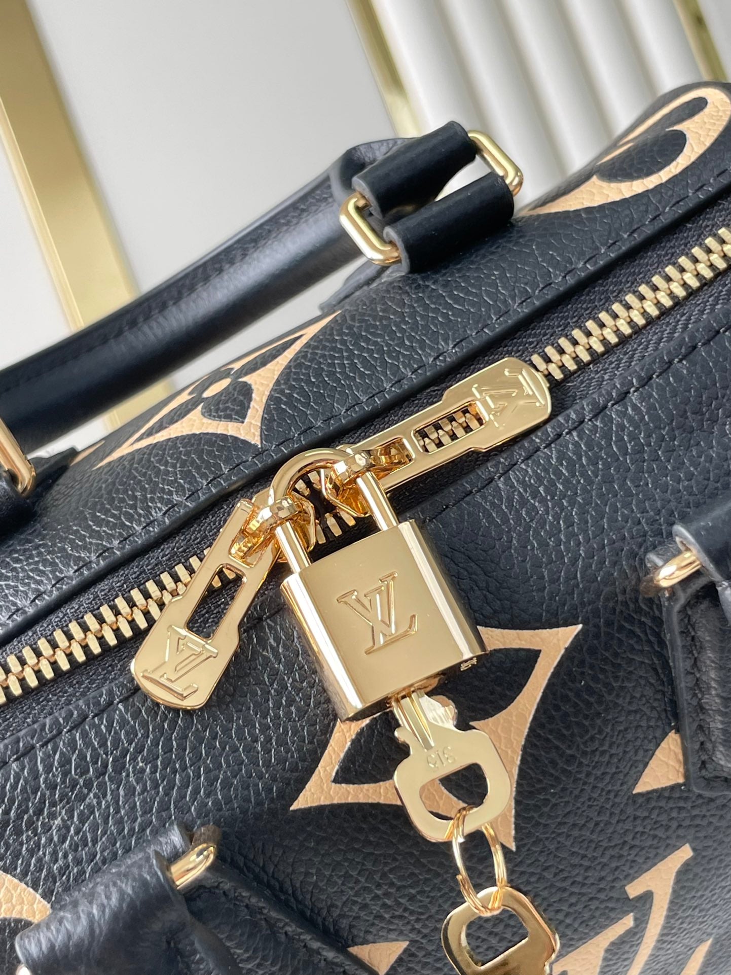 SAC BANDOULIÈRE SPEEDY 20 EN CUIR EMPREINTE MONOGRAMME NOIR CRÈME QUINCAILLERIE DORÉ