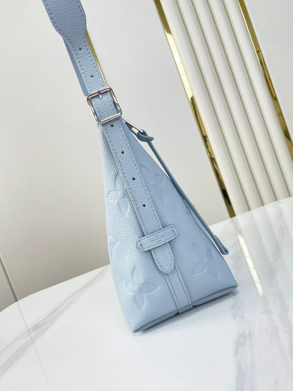 CARRYALL PM 29 EN CUIR EMPREINTE MONOGRAMME BLEU BEAU