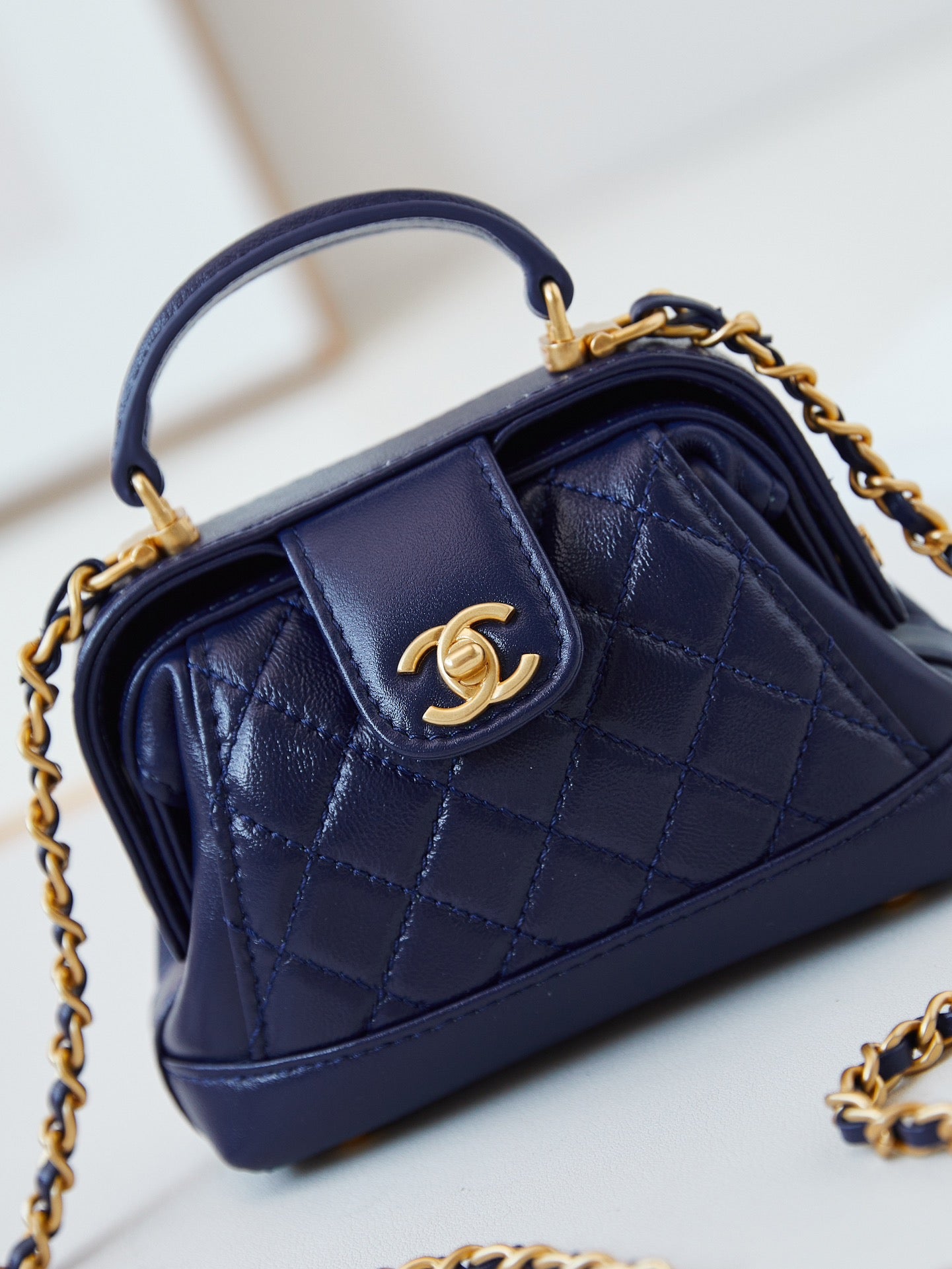 Mini poignée supérieure CC 24A 13 cm en cuir ciré bleu nuit, accessoires dorés 238459
