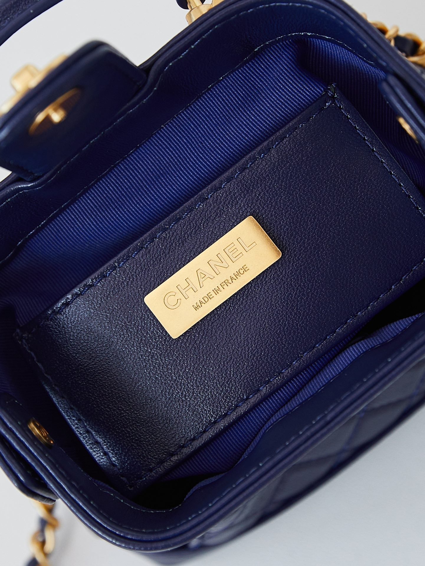 Mini poignée supérieure CC 24A 13 cm en cuir ciré bleu nuit, accessoires dorés 238459
