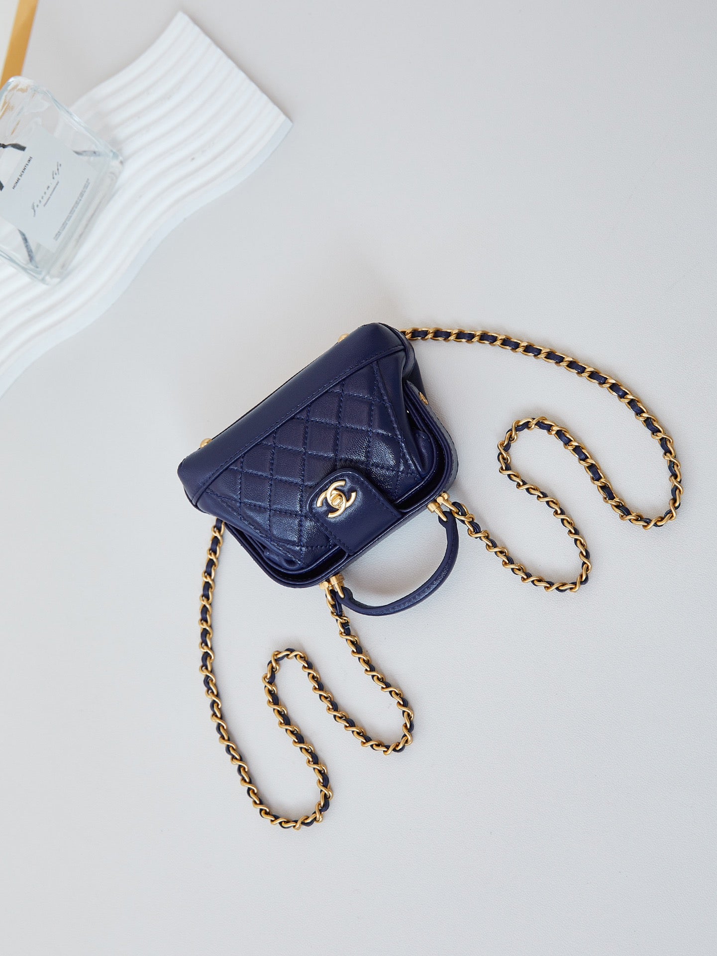 Mini poignée supérieure CC 24A 13 cm en cuir ciré bleu nuit, accessoires dorés 238459