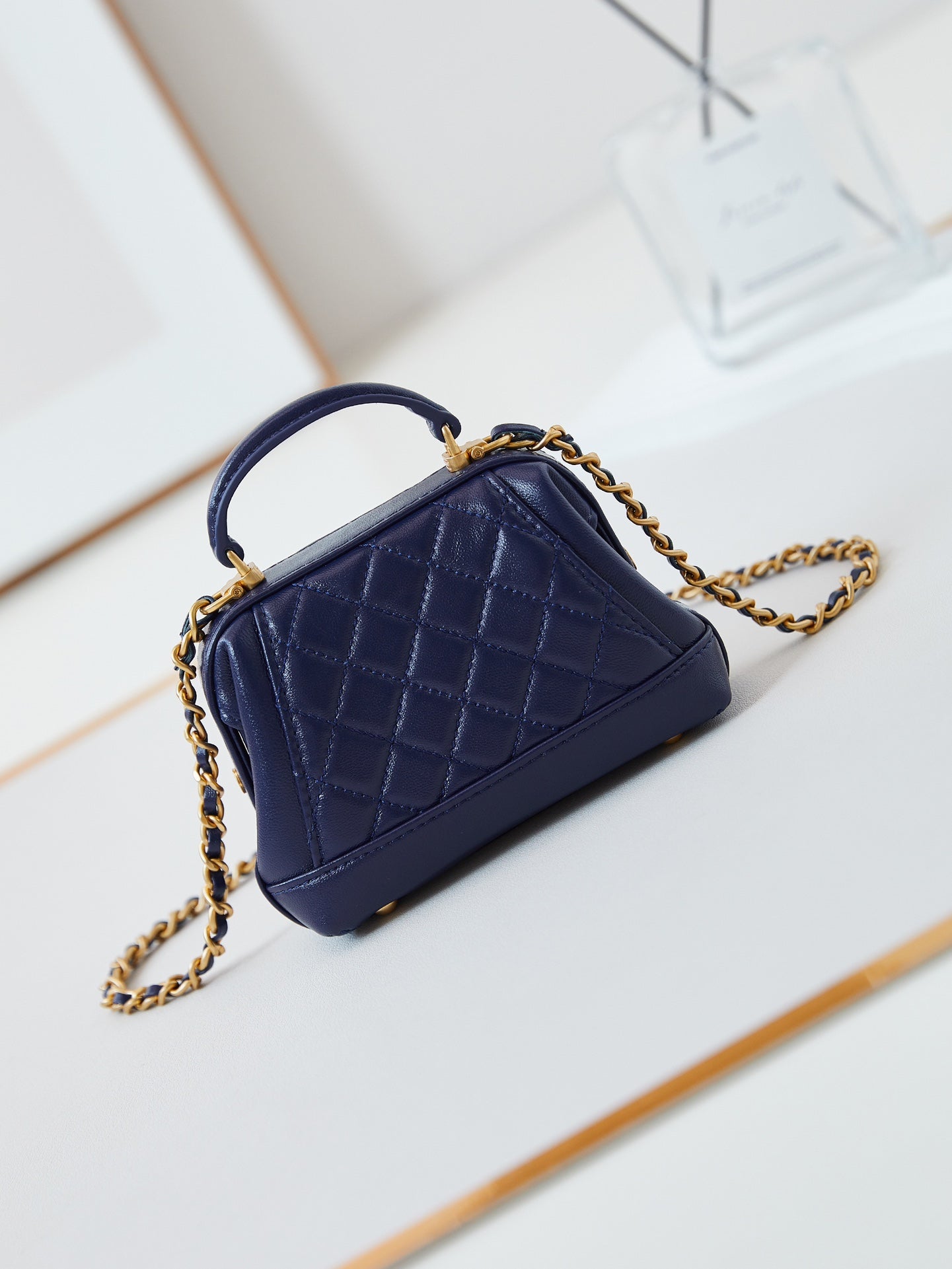Mini poignée supérieure CC 24A 13 cm en cuir ciré bleu nuit, accessoires dorés 238459